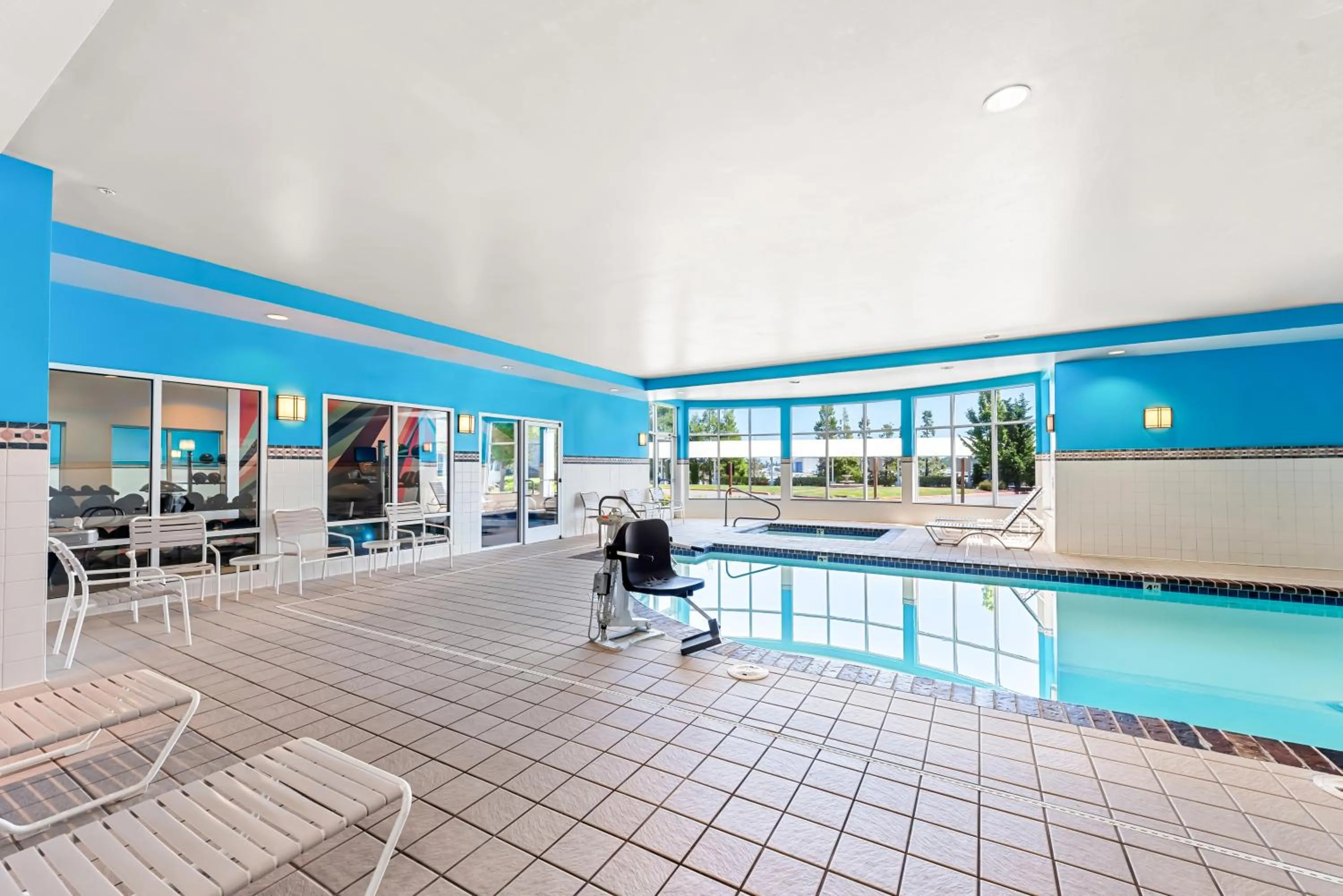 Swimming pool in Hilton Garden Inn Seattle North/Everett