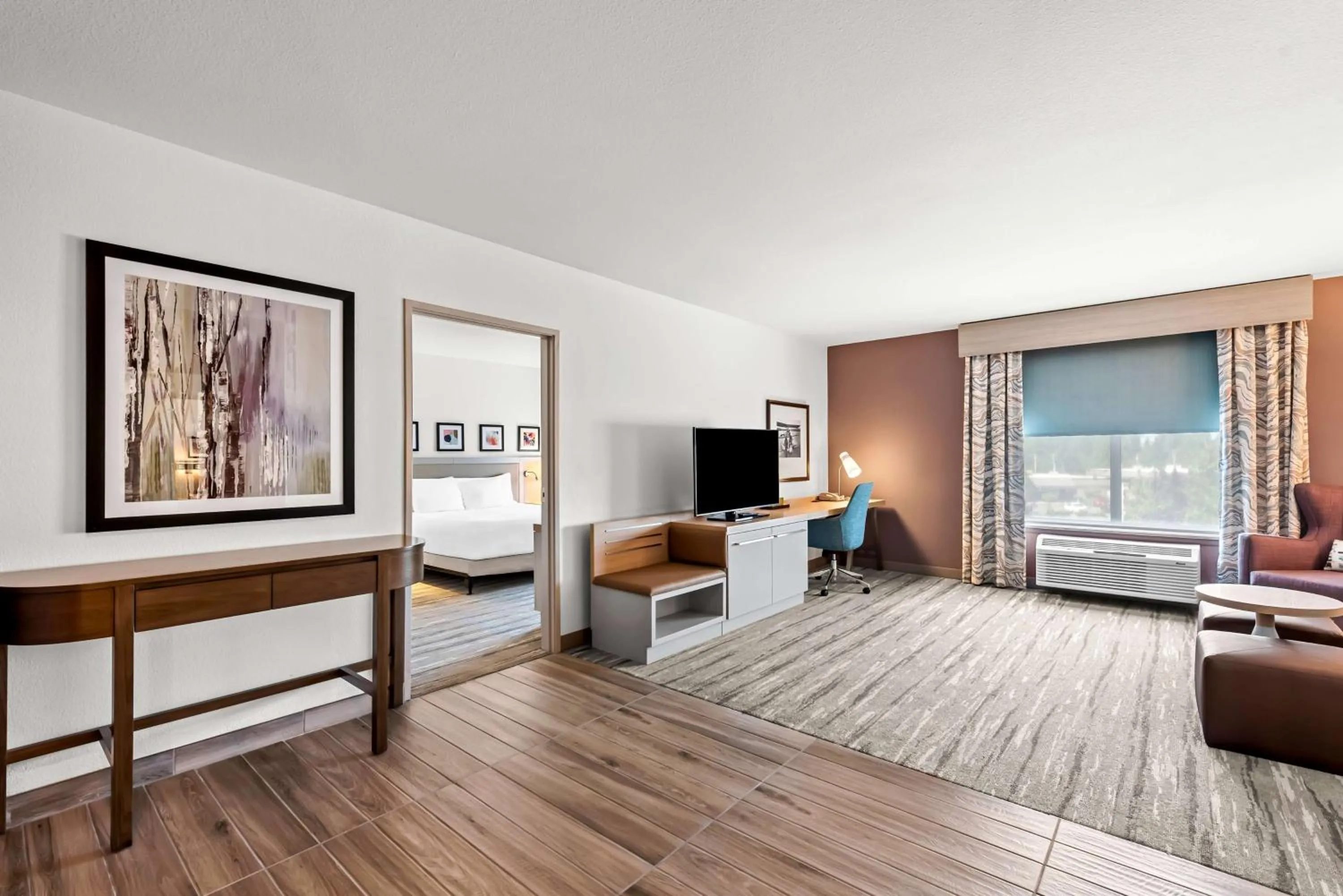 Living room, Bed in Hilton Garden Inn Seattle North/Everett