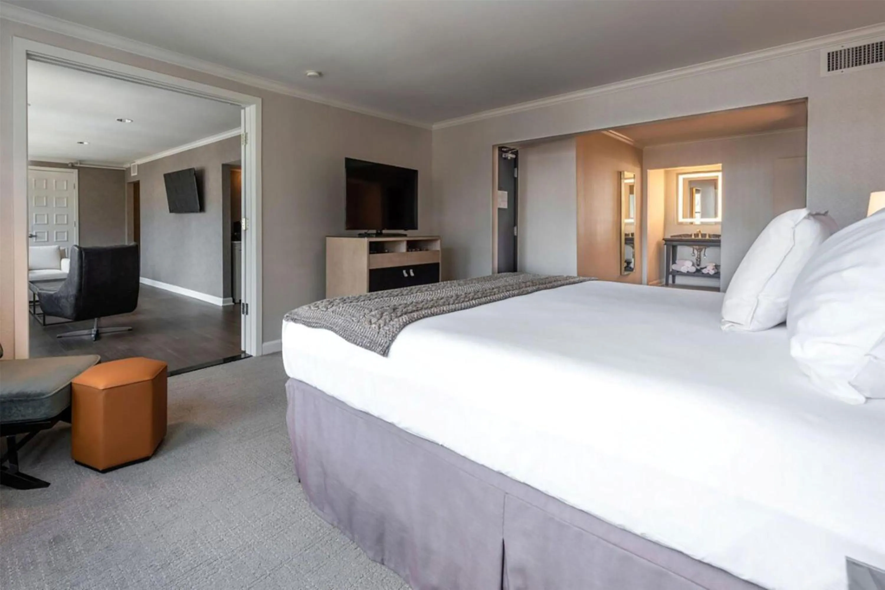 Photo of the whole room, Bed in Claridge House Chicago, Tapestry Collection by Hilton