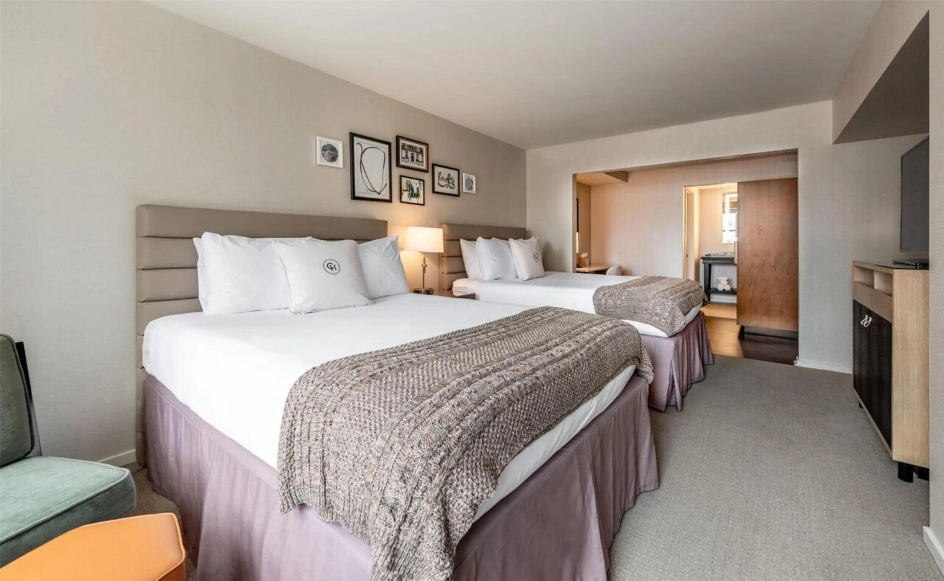 Photo of the whole room, Bed in Claridge House Chicago, Tapestry Collection by Hilton