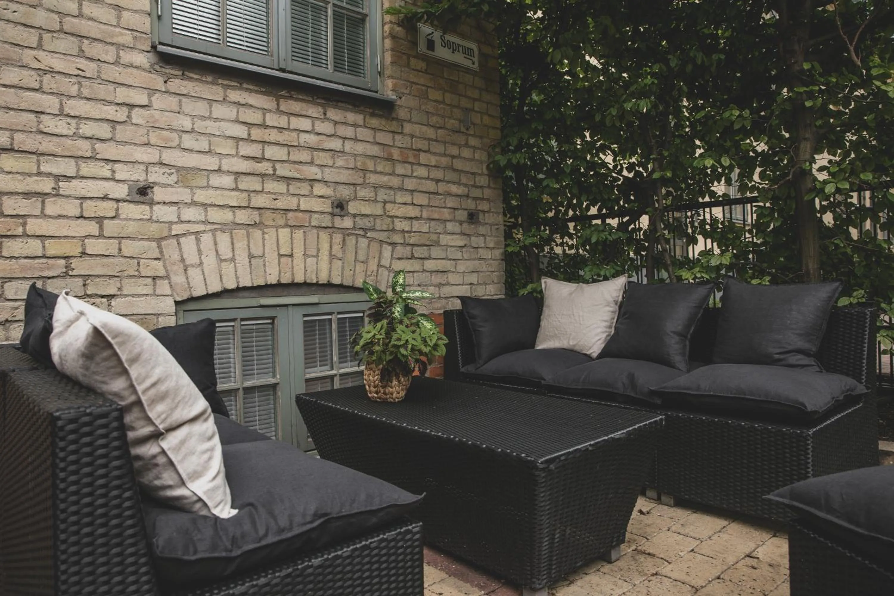 Inner courtyard view in The More Hotel Mazetti
