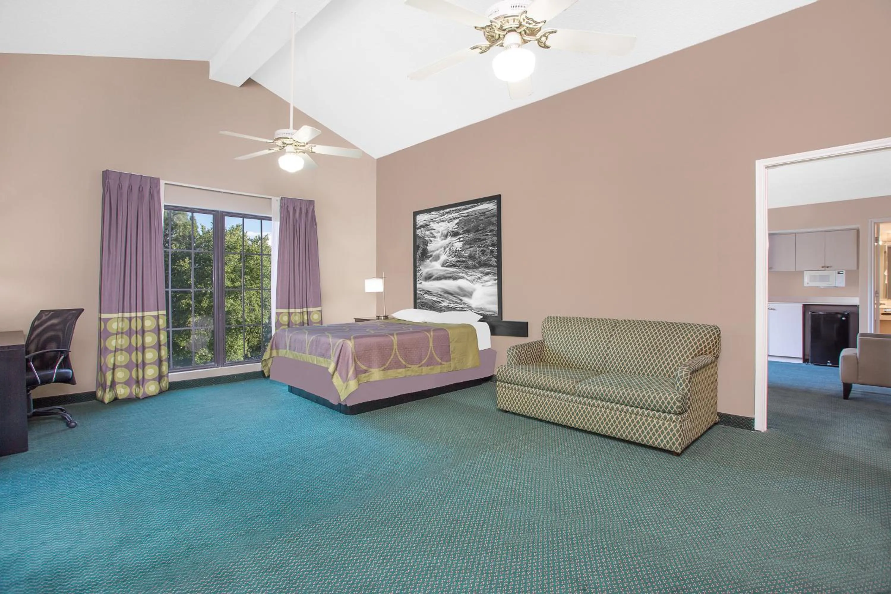 Living room in Super 8 by Wyndham Austell/Six Flags