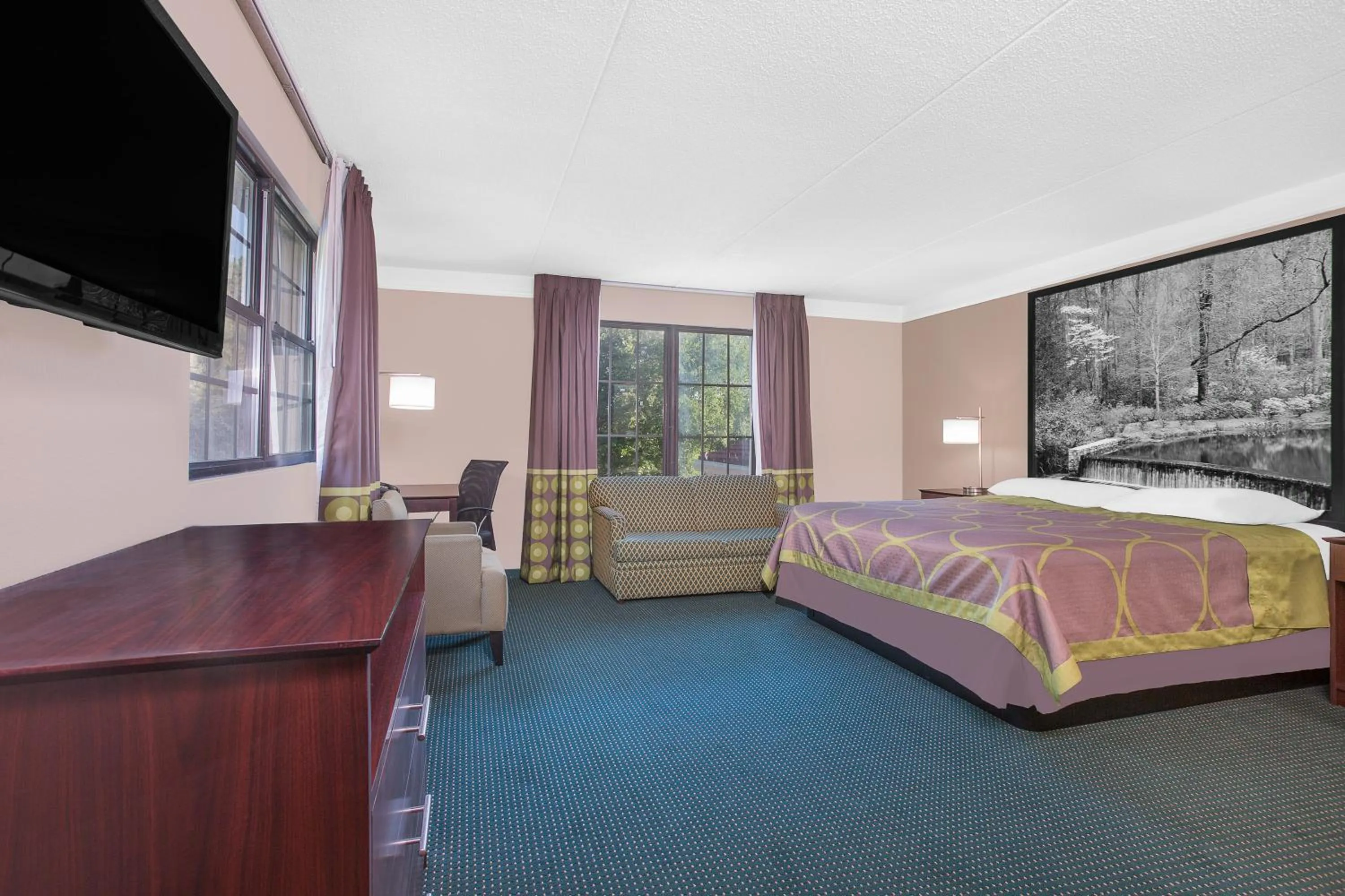 Photo of the whole room, Bed in Super 8 by Wyndham Austell/Six Flags