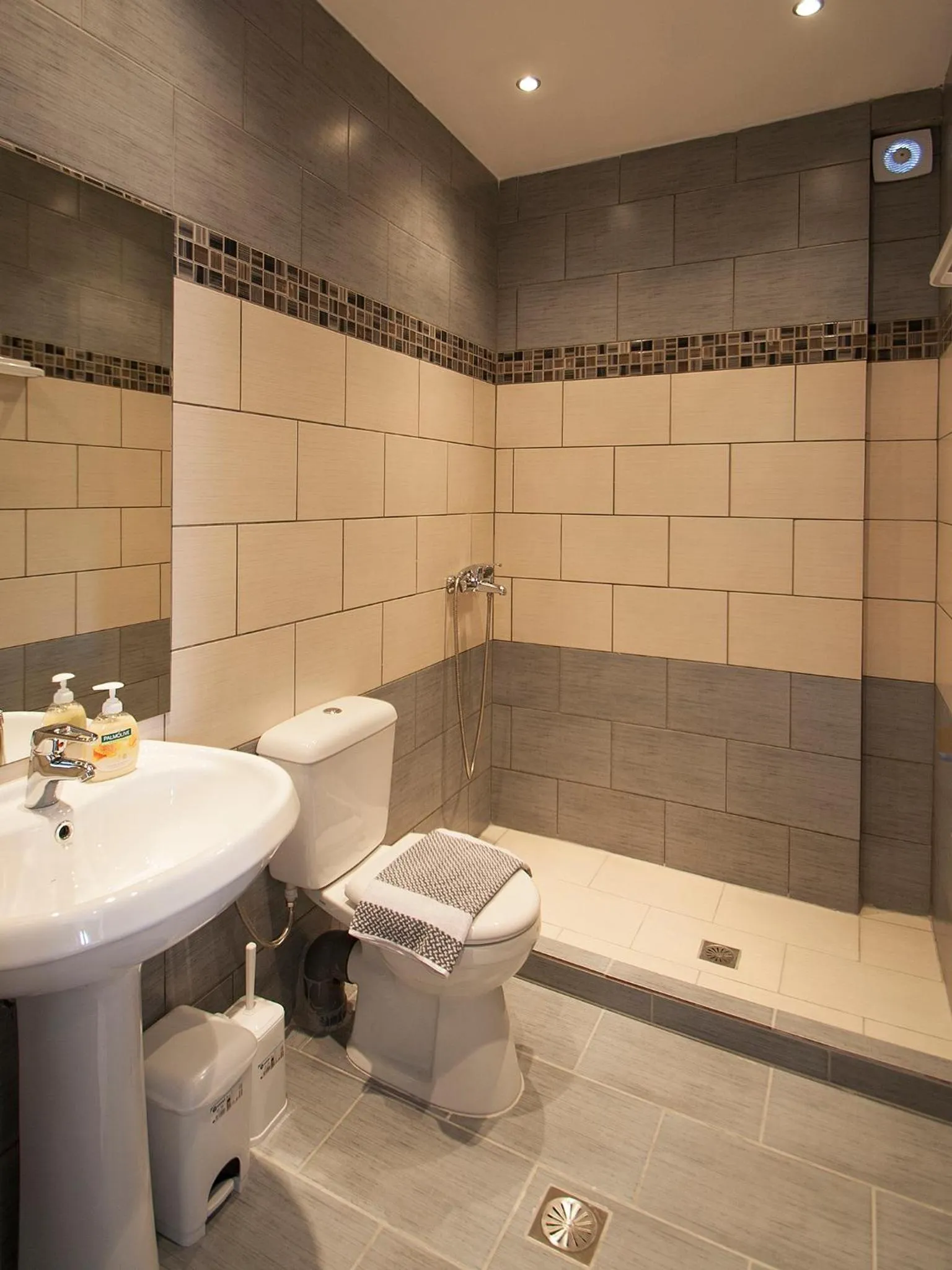 Bathroom in PINEAPPLE Skiathos