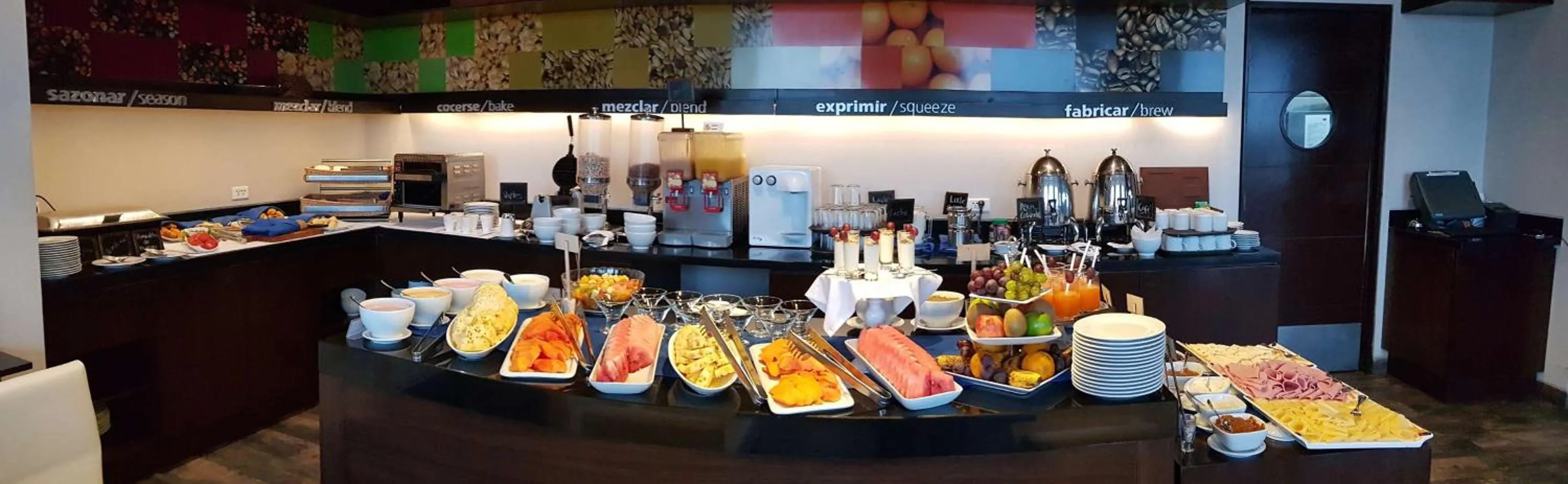 Dining area in Hampton by Hilton Santa Cruz