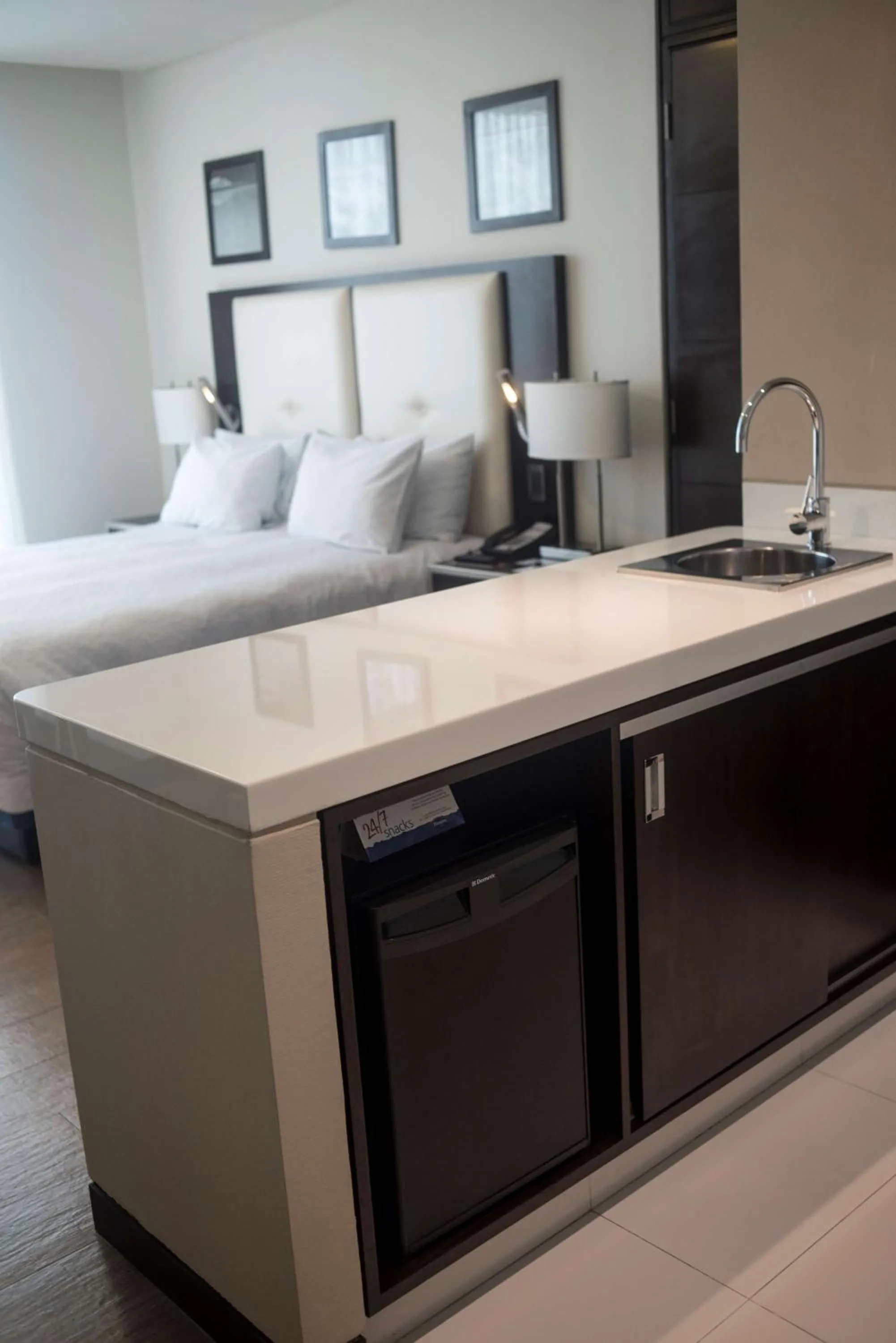 Kitchen or kitchenette, Bed in Hampton by Hilton Santa Cruz