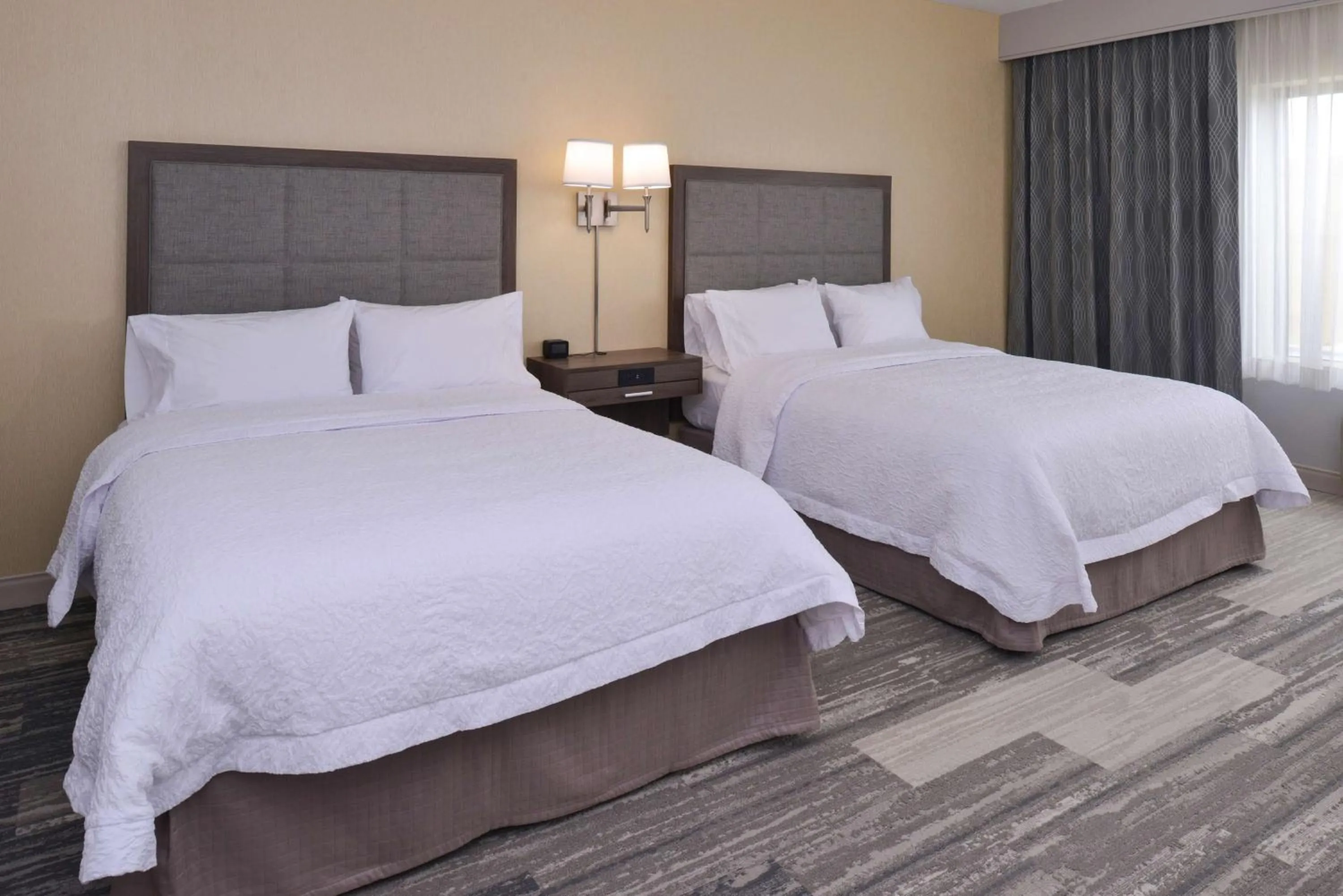 Bed in Hampton Inn & Suites Cincinnati-Mason, Ohio