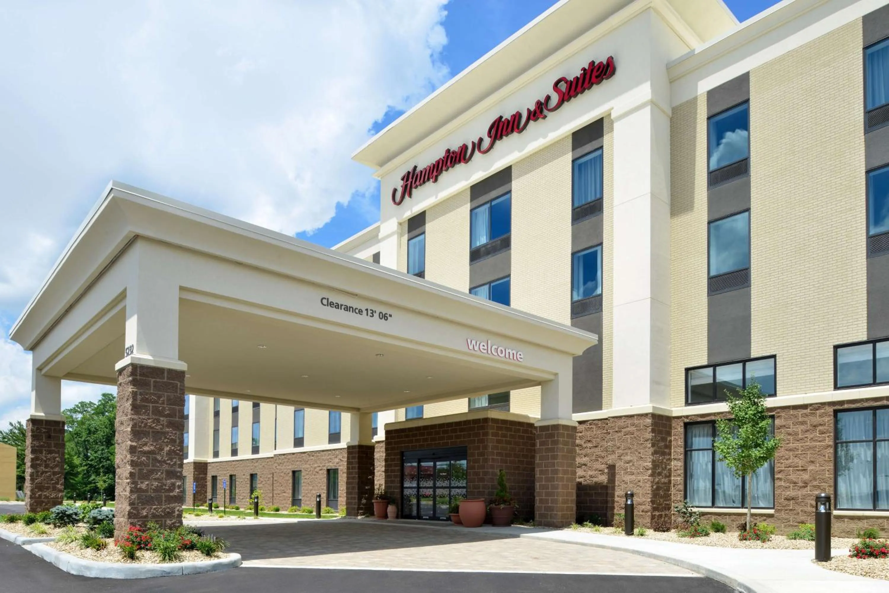 Property building in Hampton Inn & Suites Cincinnati-Mason, Ohio
