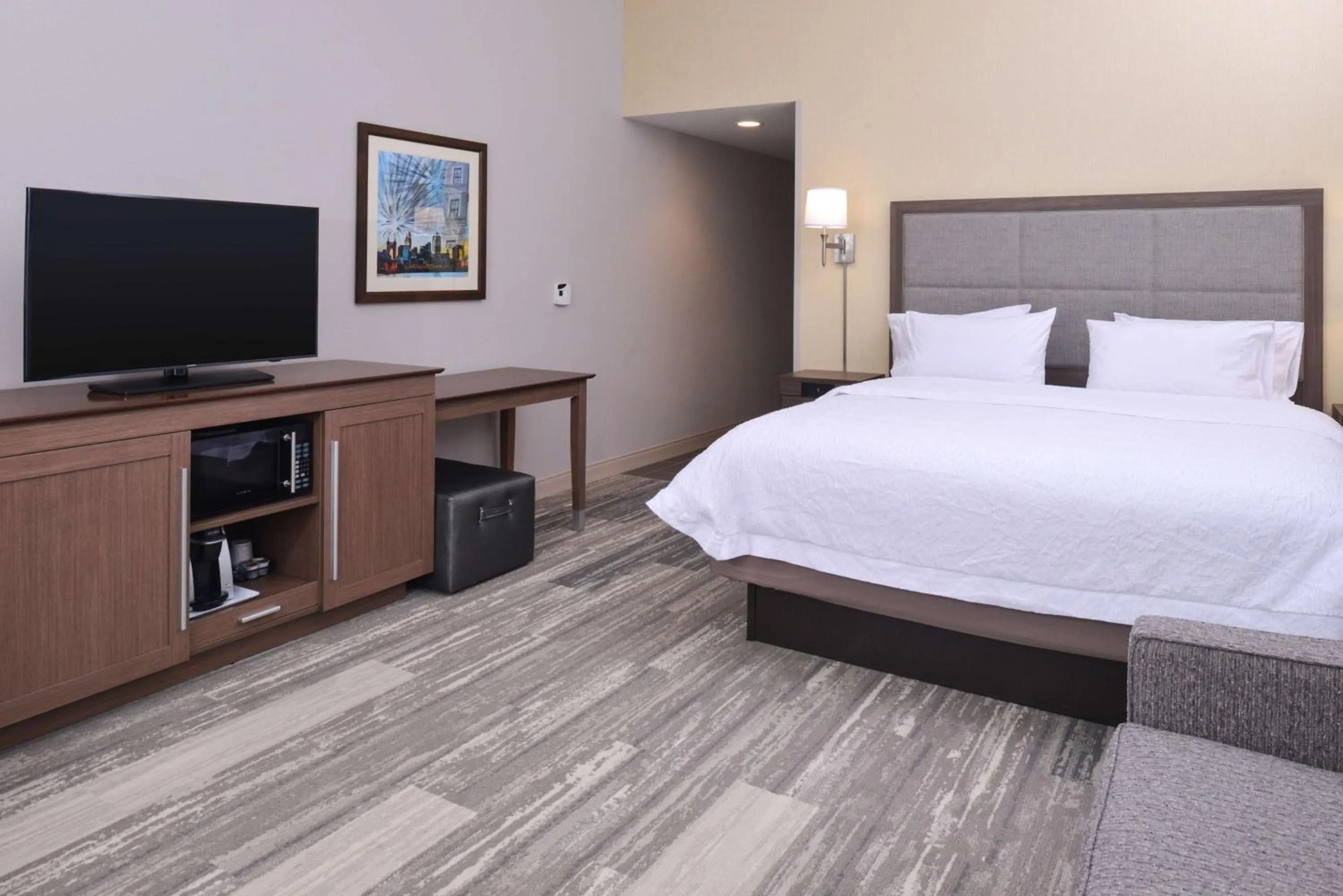 Bed in Hampton Inn & Suites Cincinnati-Mason, Ohio