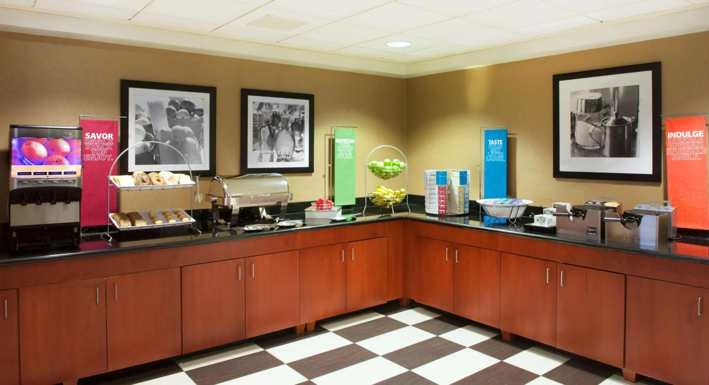 Breakfast in Hampton Inn & Suites Pittsburgh-Meadow Lands