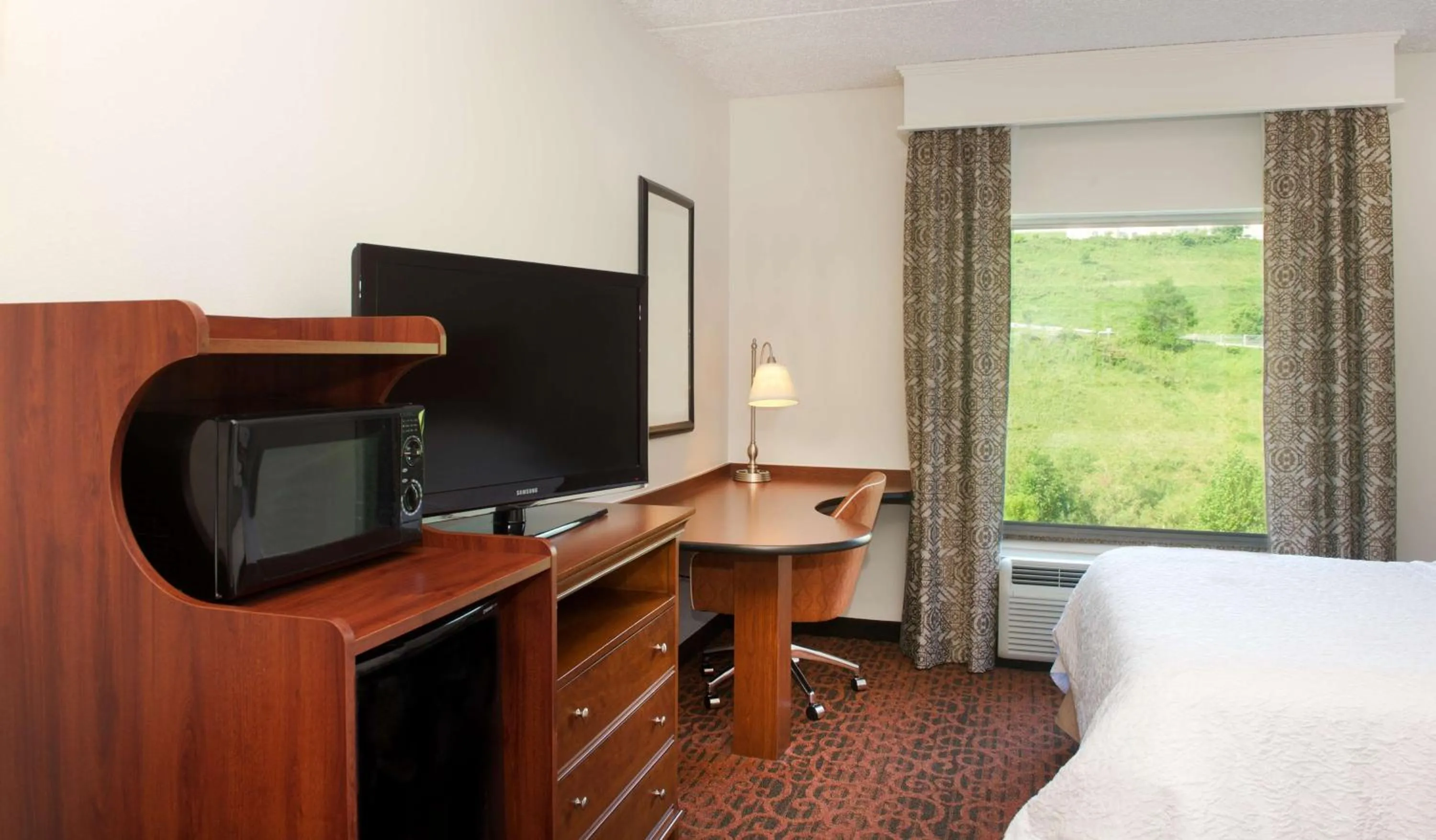 Bed in Hampton Inn & Suites Pittsburgh-Meadow Lands