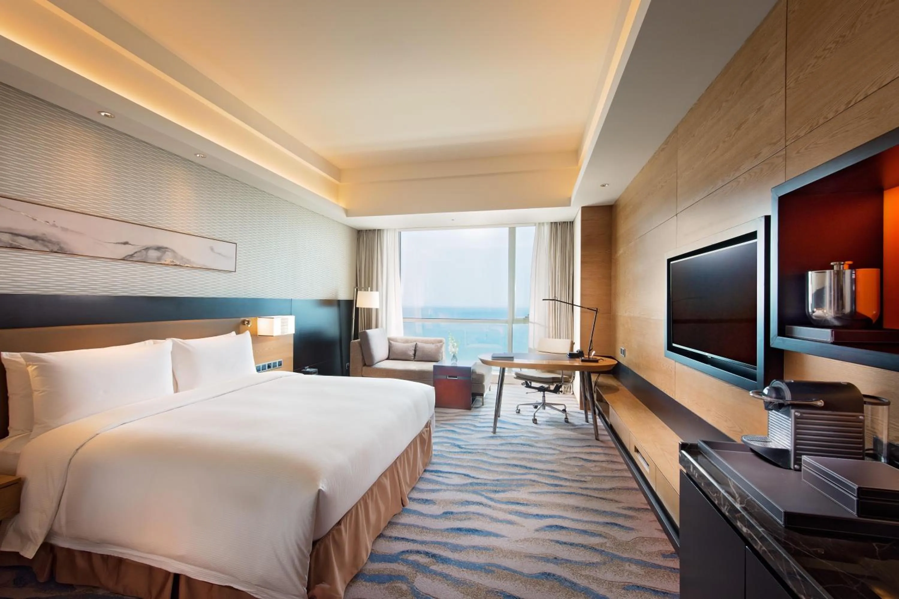 Property building, Bed in Hilton Yantai Golden Coast