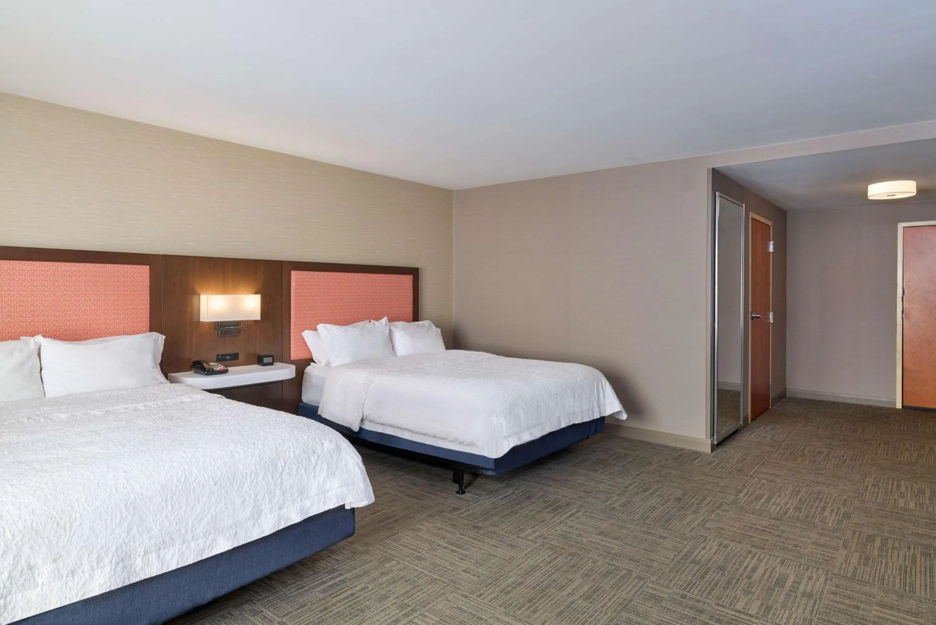 Bed in Hampton Inn & Suites Providence / Smithfield