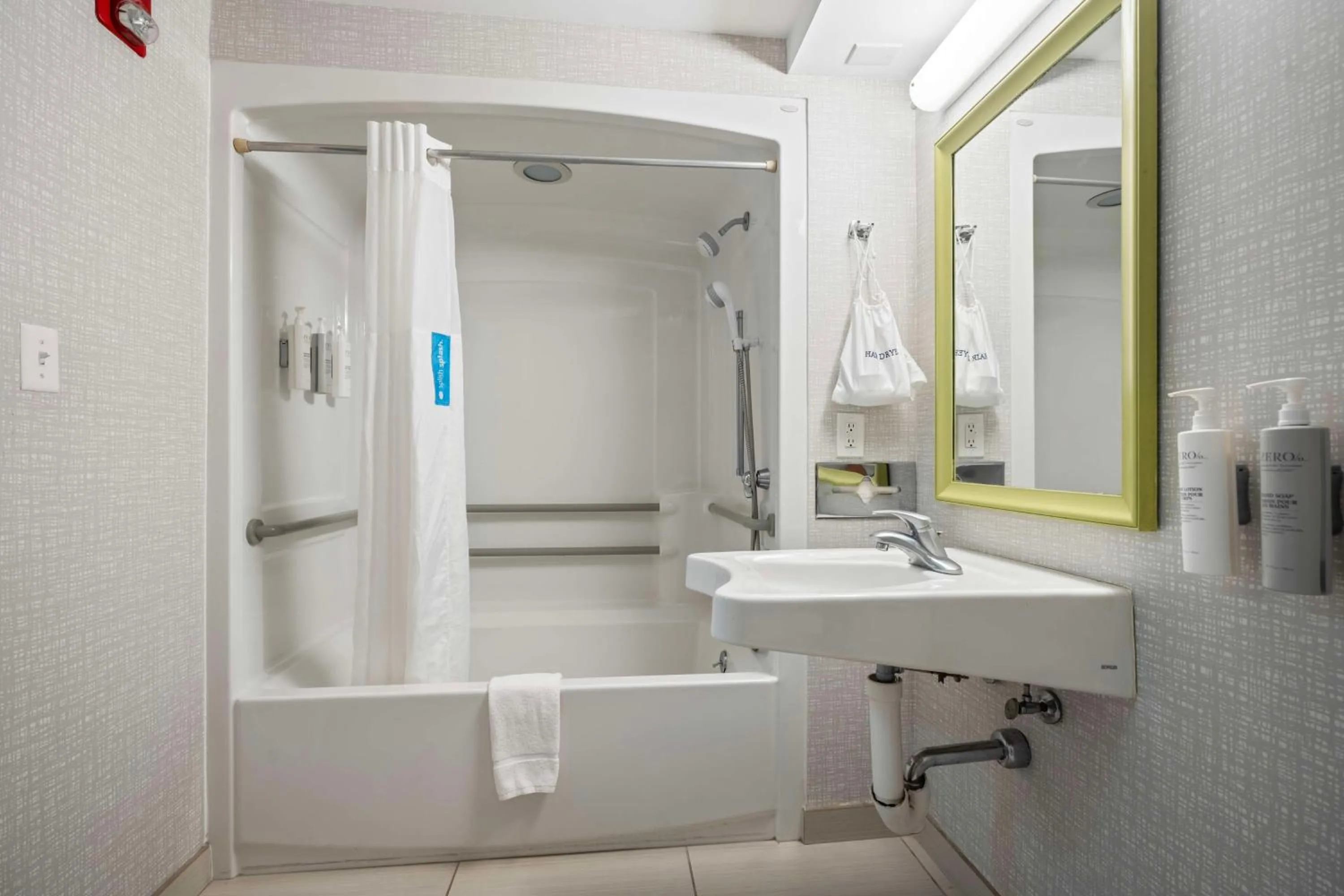 Bathroom in Hampton Inn Ridgefield Park