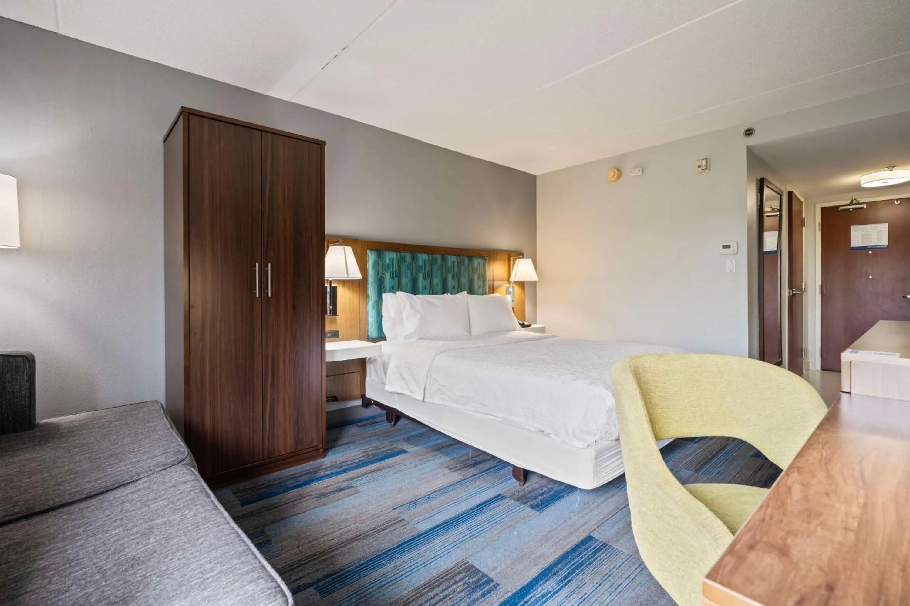 Living room, Bed in Hampton Inn Ridgefield Park