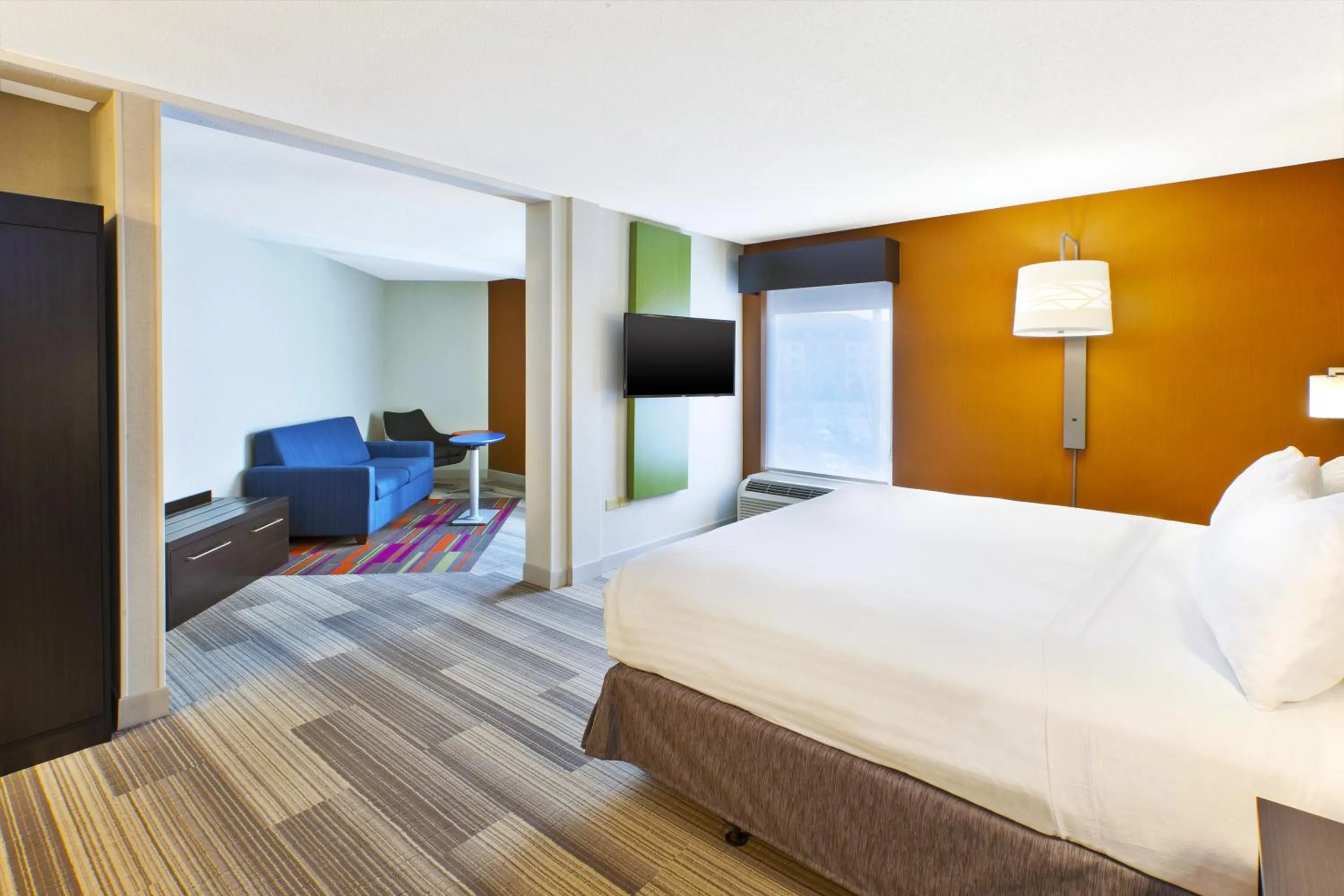 Photo of the whole room, Bed in Holiday Inn Express & Suites Chicago-Midway Airport by IHG
