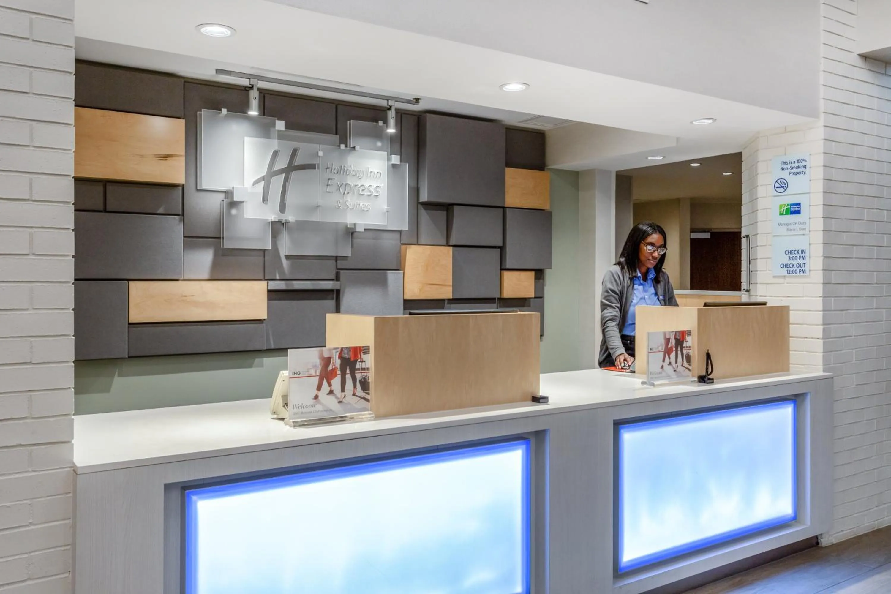 Lobby or reception in Holiday Inn Express & Suites Chicago-Midway Airport by IHG