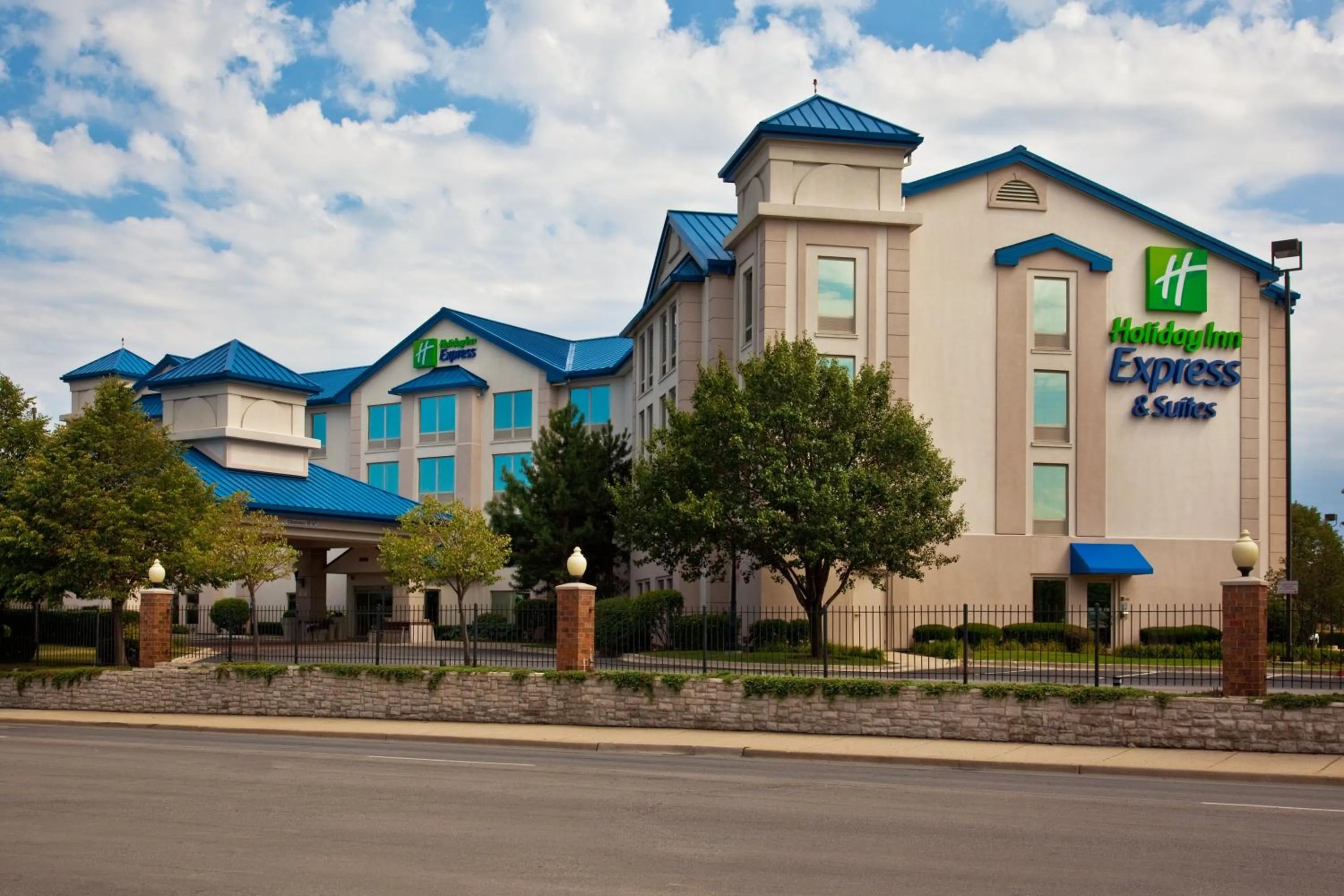 Property building in Holiday Inn Express & Suites Chicago-Midway Airport by IHG