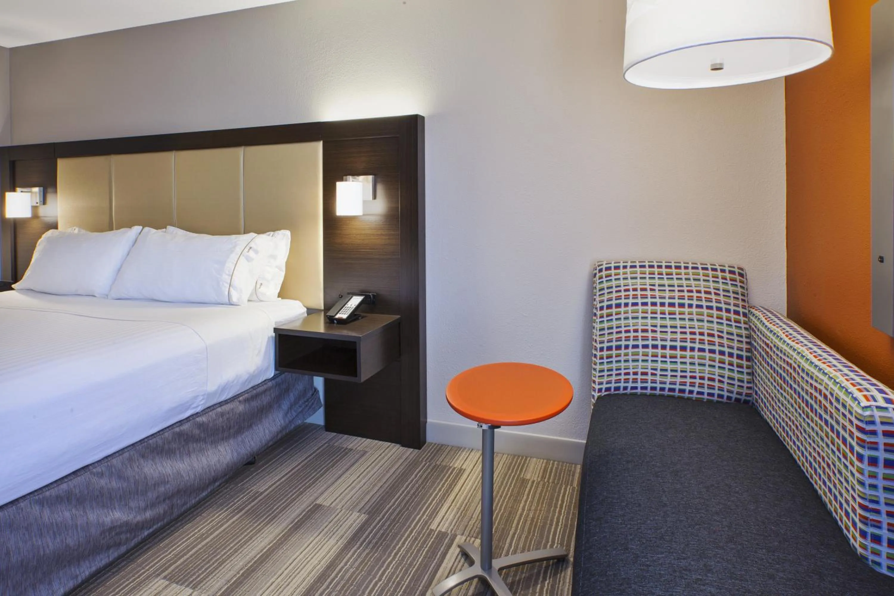 Photo of the whole room, Bed in Holiday Inn Express & Suites Chicago-Midway Airport by IHG