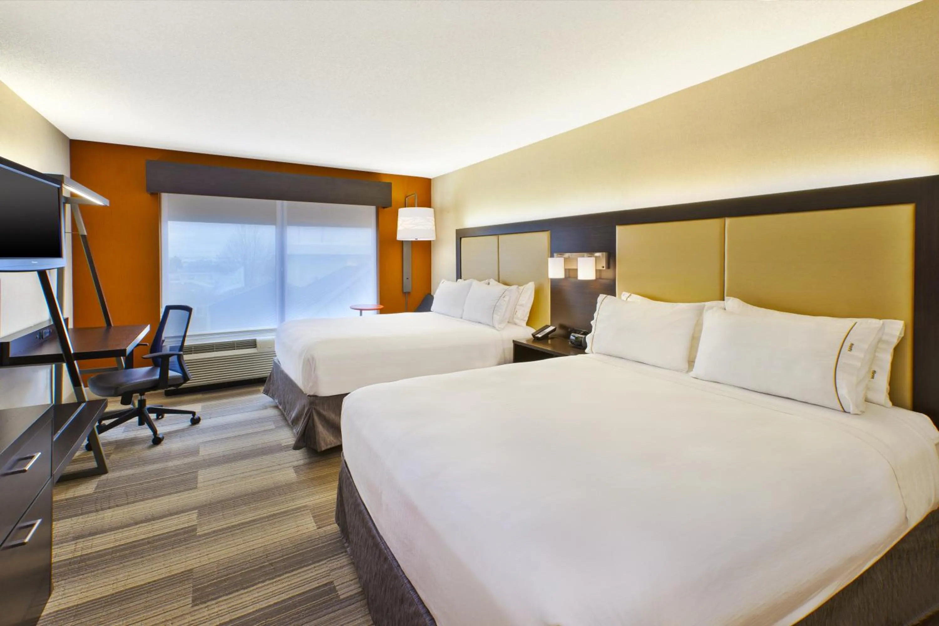 Photo of the whole room, Bed in Holiday Inn Express & Suites Chicago-Midway Airport by IHG