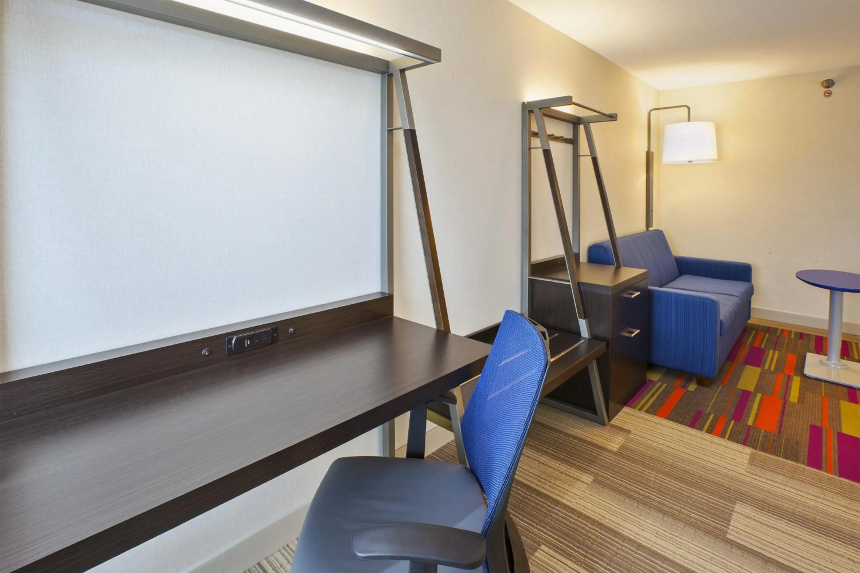 Photo of the whole room in Holiday Inn Express & Suites Chicago-Midway Airport by IHG
