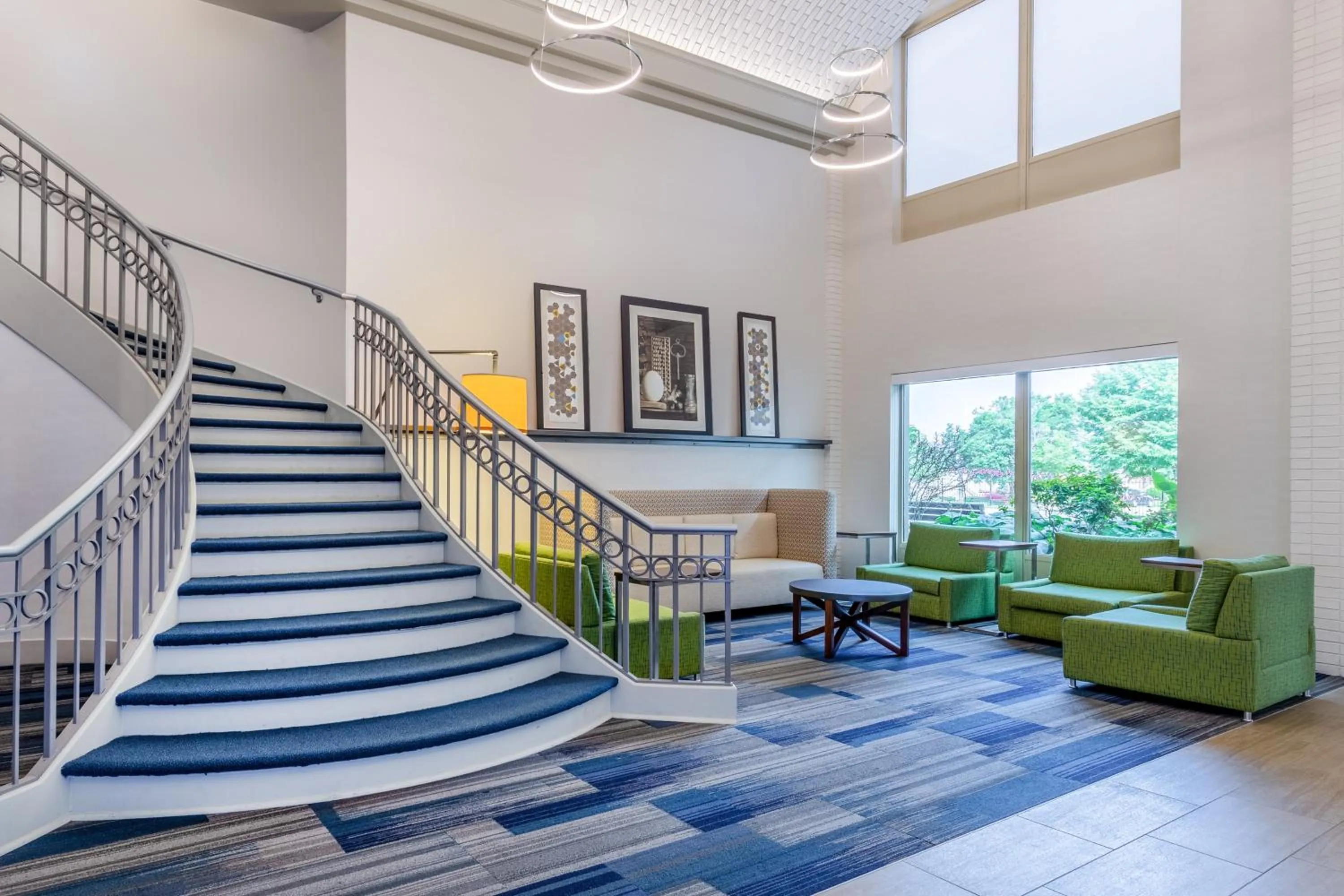 Lobby or reception in Holiday Inn Express & Suites Chicago-Midway Airport by IHG