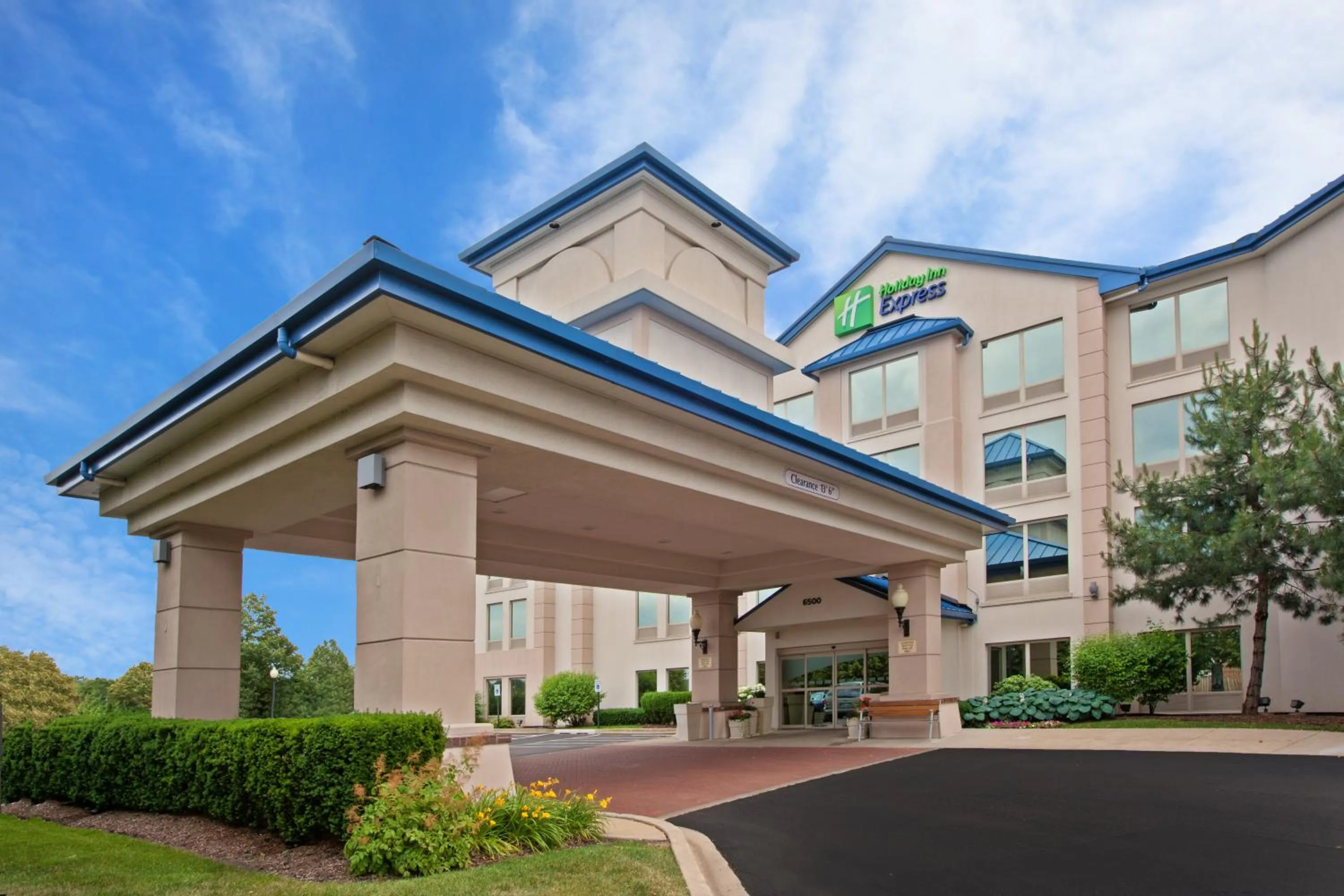 Property building in Holiday Inn Express & Suites Chicago-Midway Airport by IHG