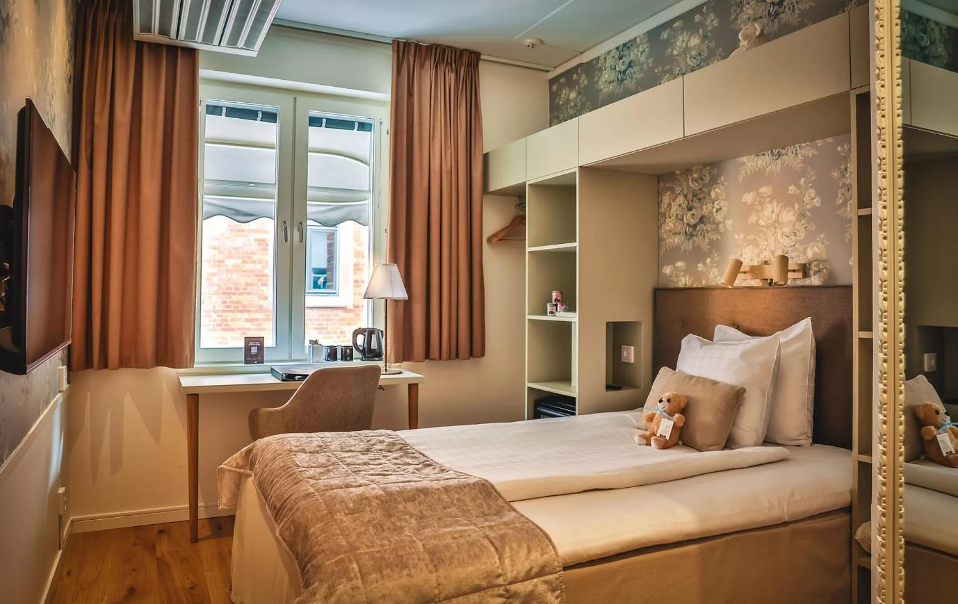 Photo of the whole room, Bed in Freys Hotel