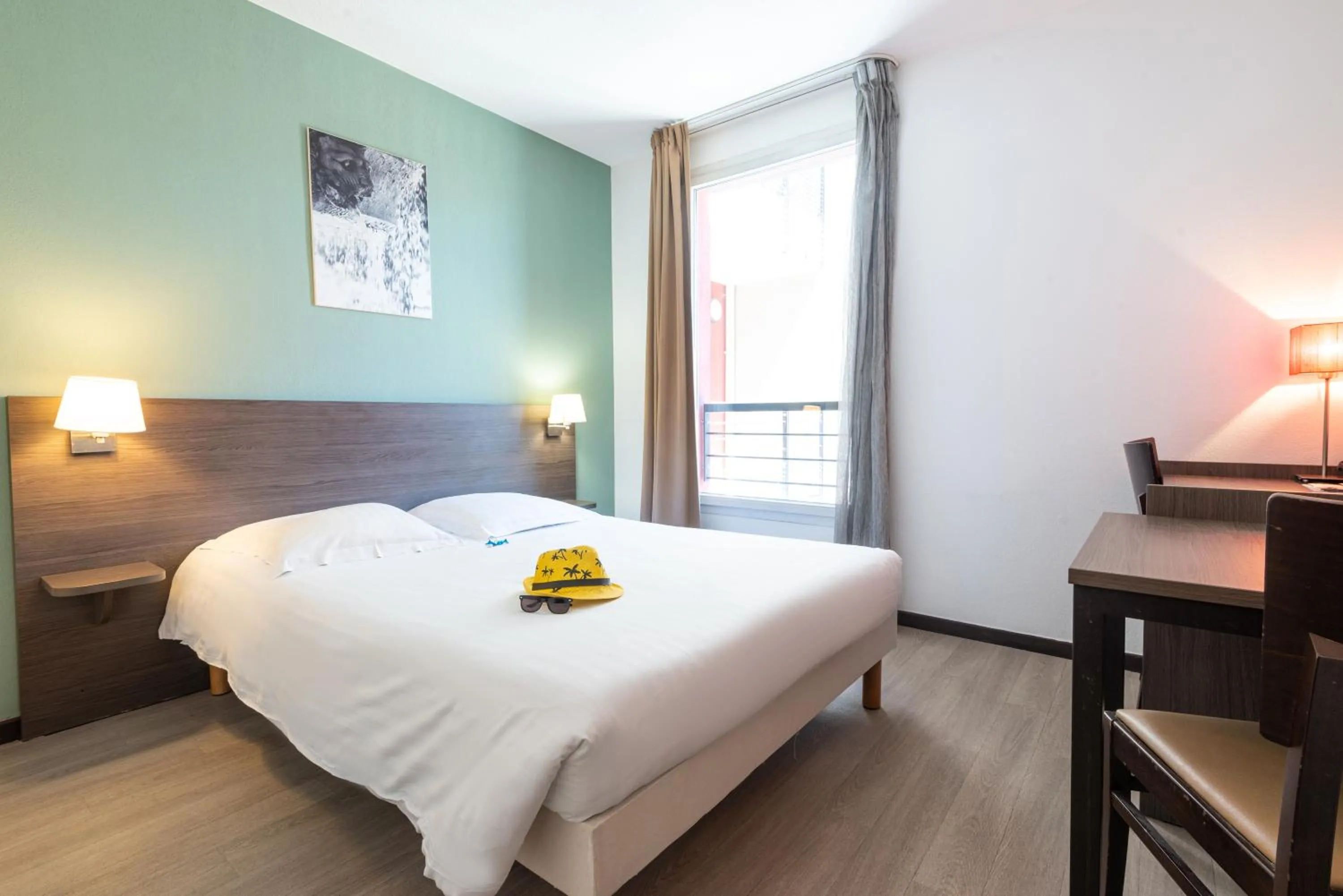 Photo of the whole room, Bed in Comfort Aparthotel Nimes Centre