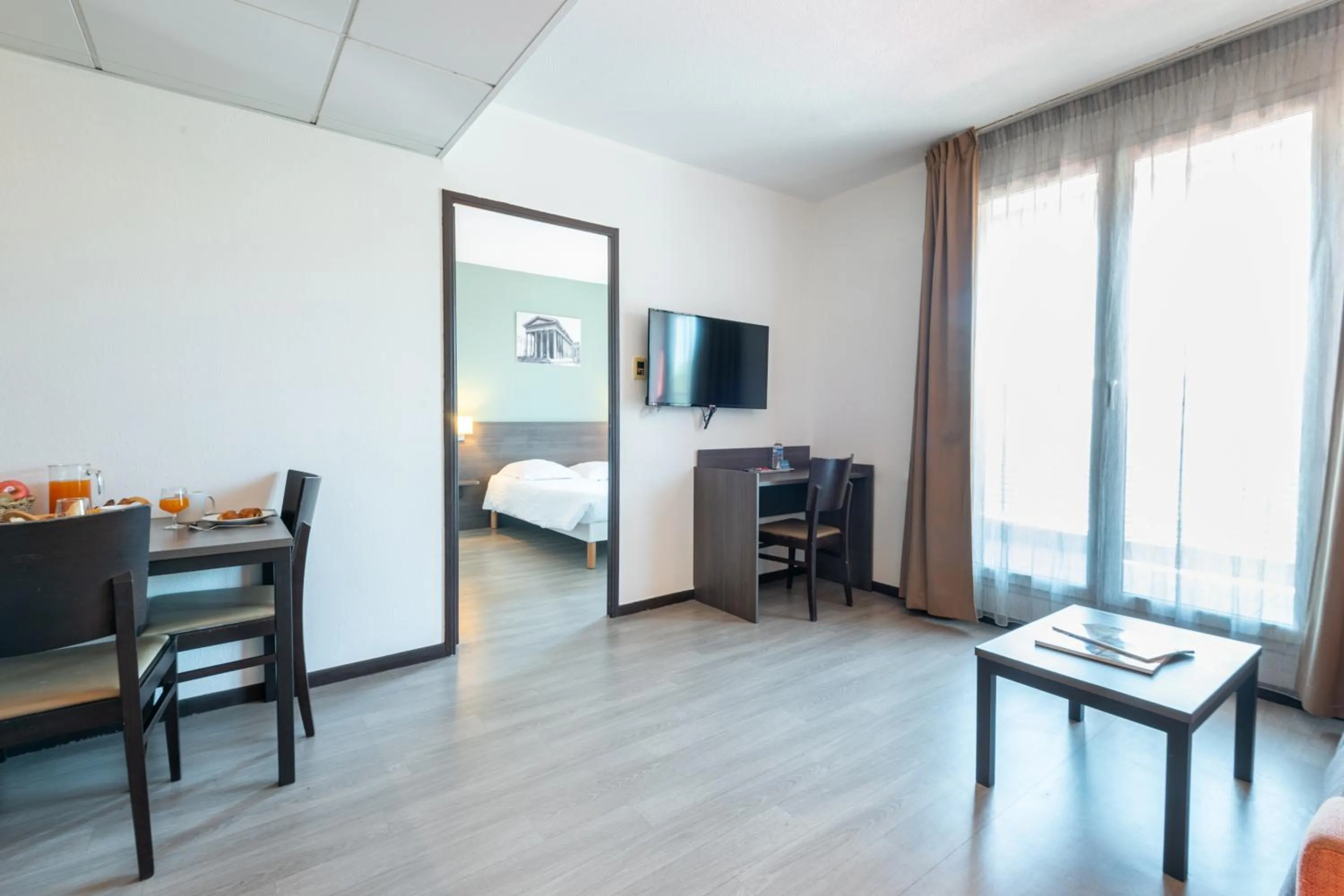 Photo of the whole room, Bed in Comfort Aparthotel Nimes Centre