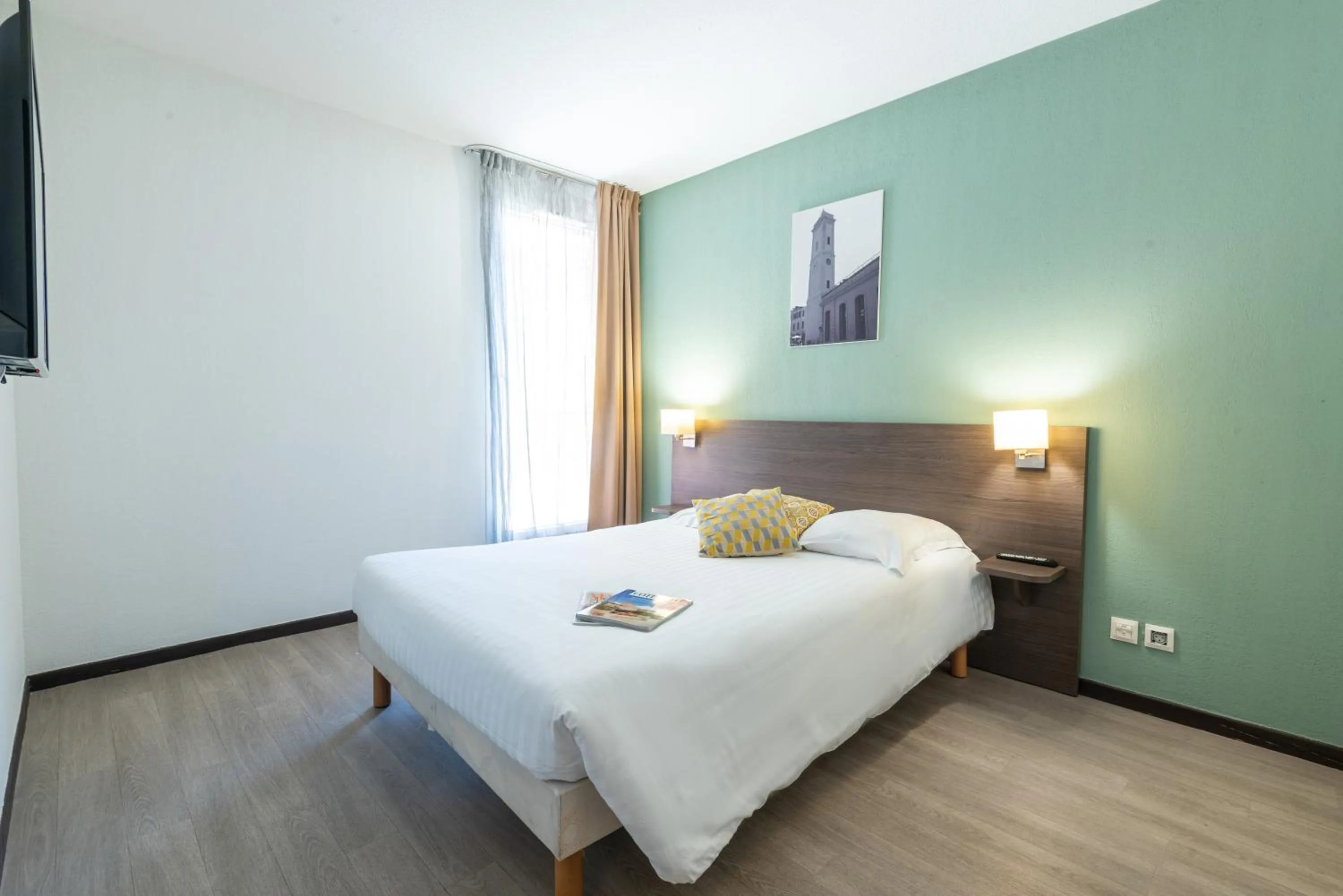 Bedroom, Bed in Comfort Aparthotel Nimes Centre