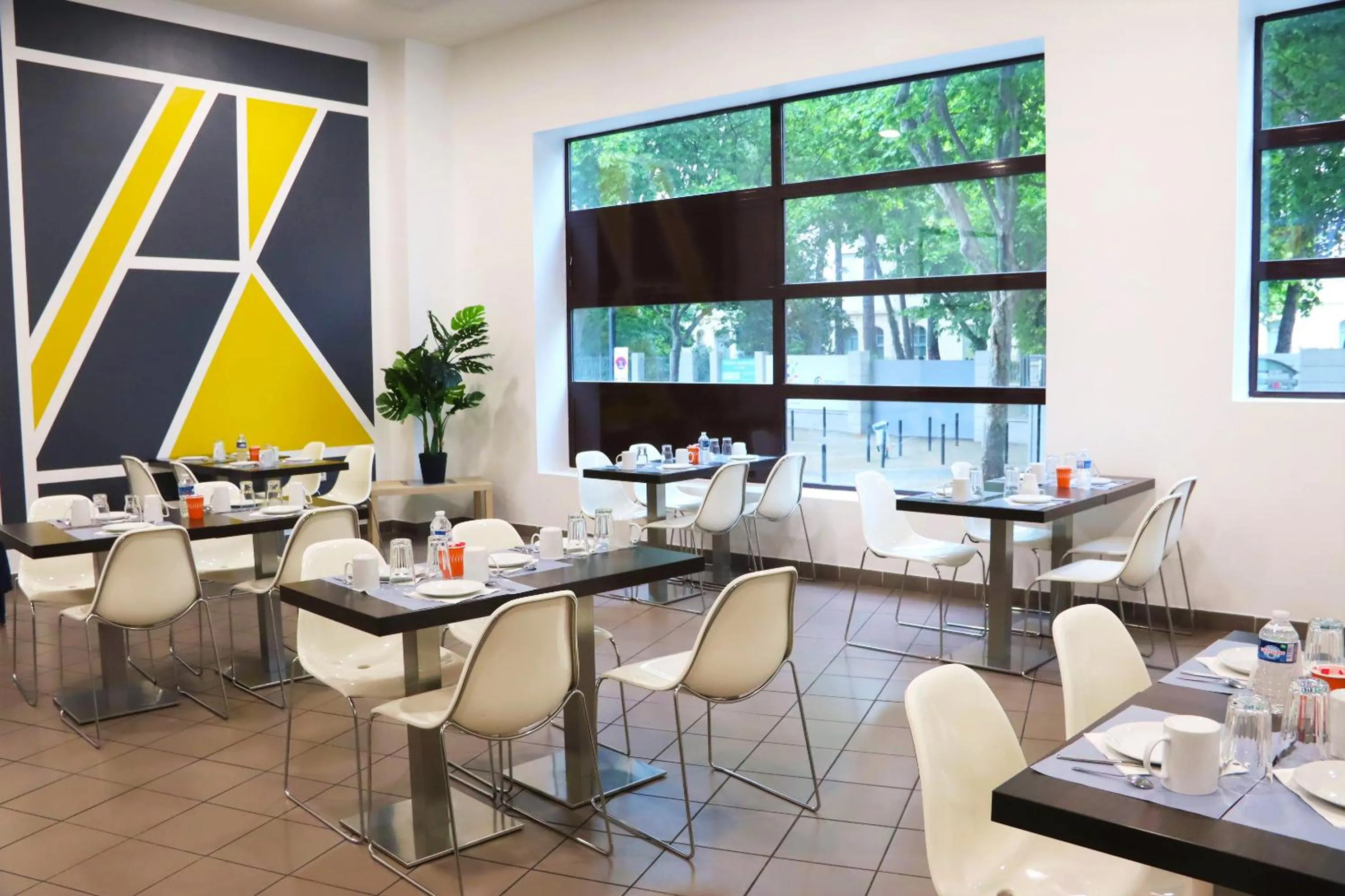 Continental breakfast in Comfort Aparthotel Nimes Centre