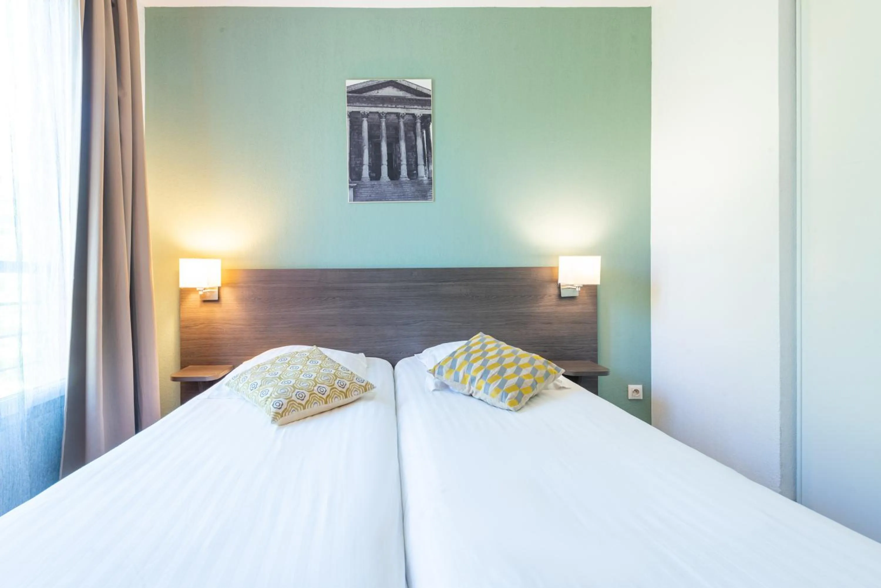 Bedroom, Bed in Comfort Aparthotel Nimes Centre