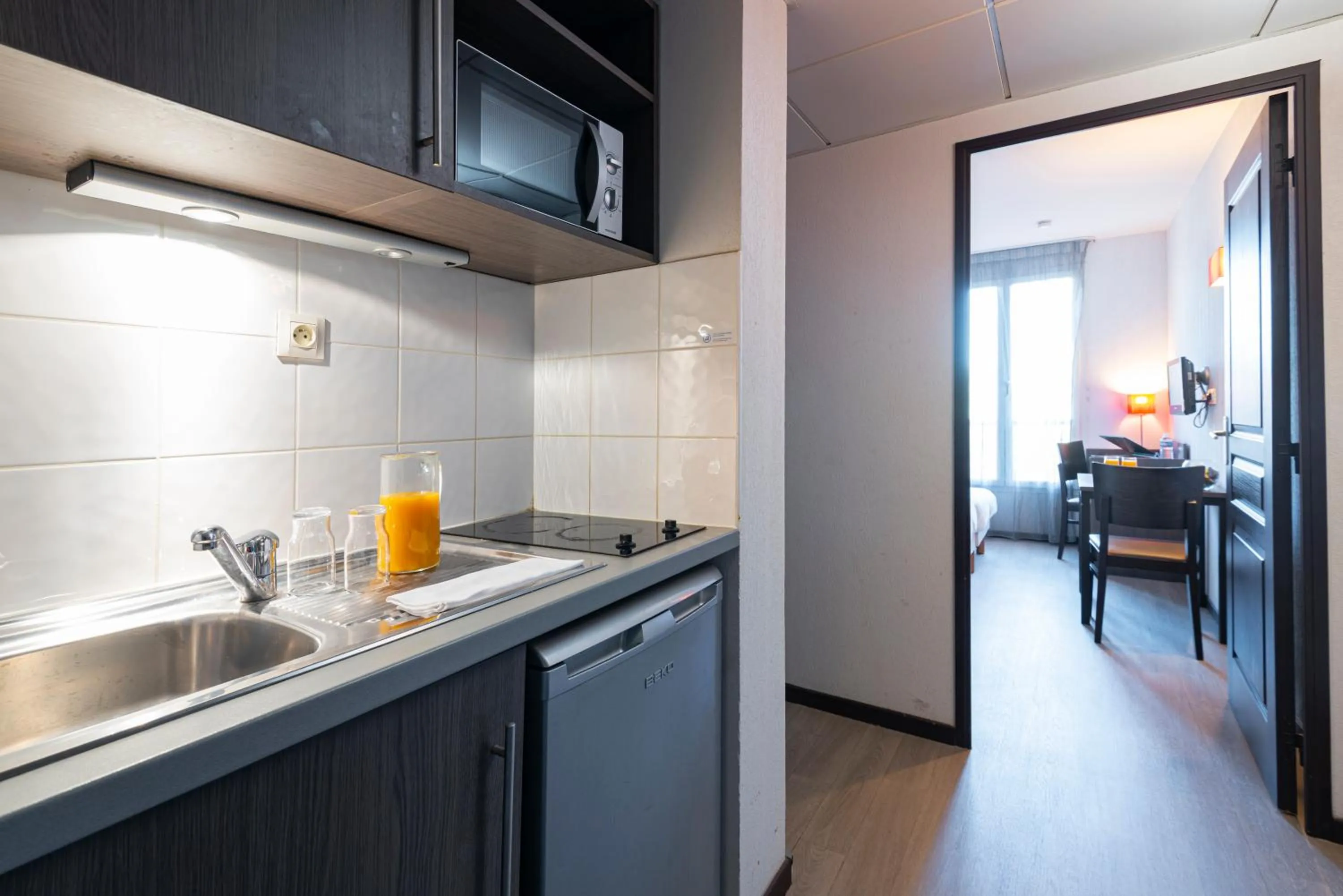 Kitchen or kitchenette in Comfort Aparthotel Nimes Centre