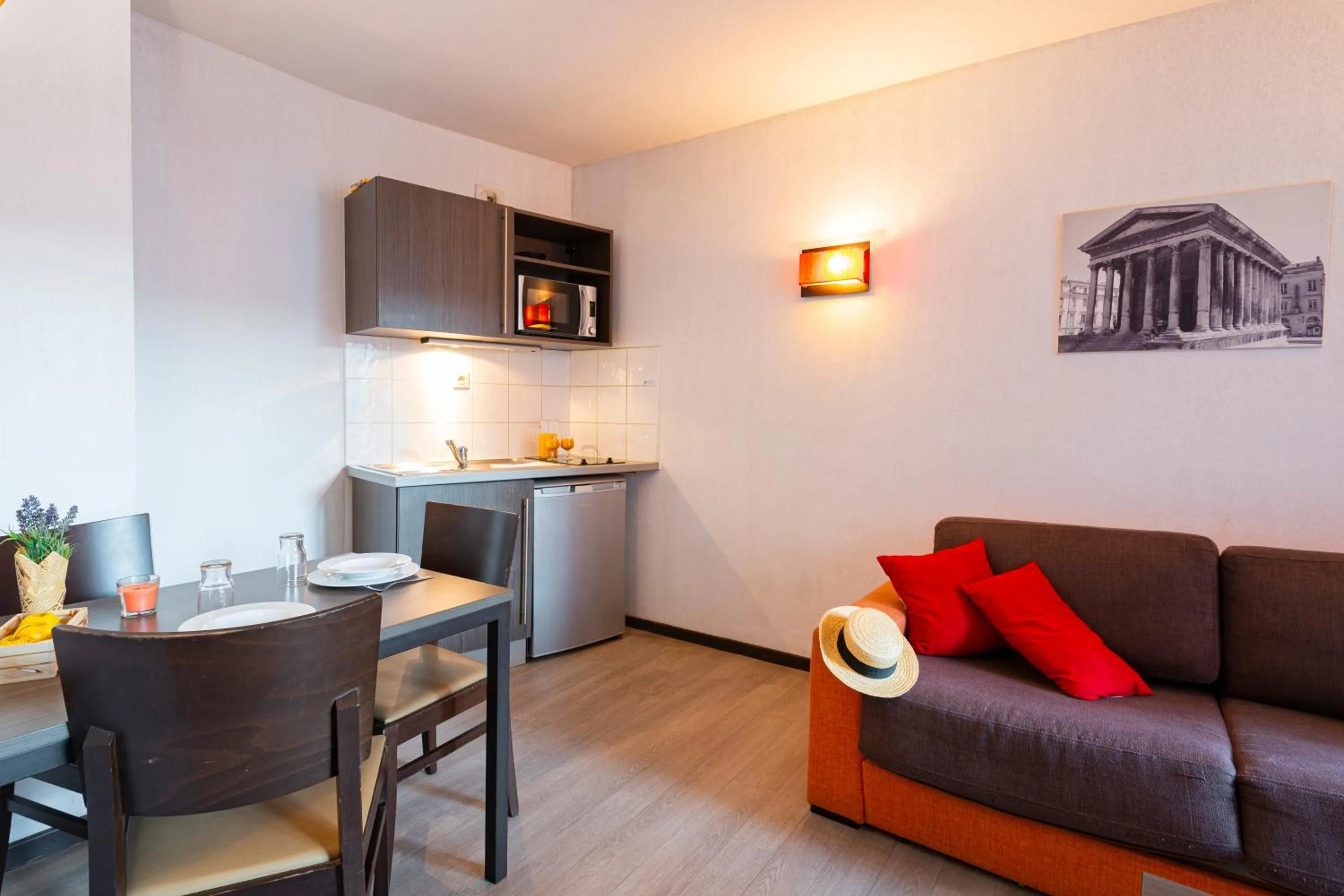 Kitchen or kitchenette in Comfort Aparthotel Nimes Centre
