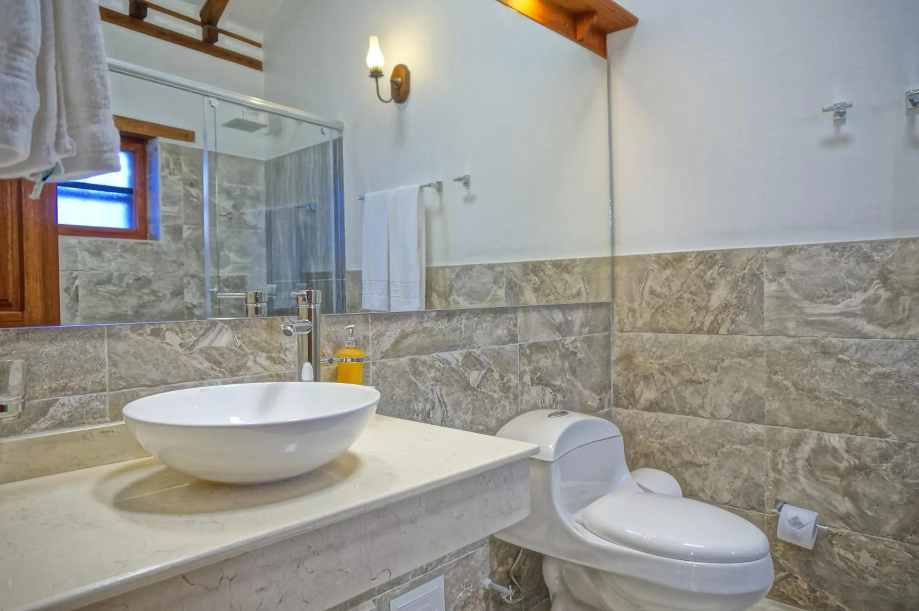 Shower in Hotel Campanario Real