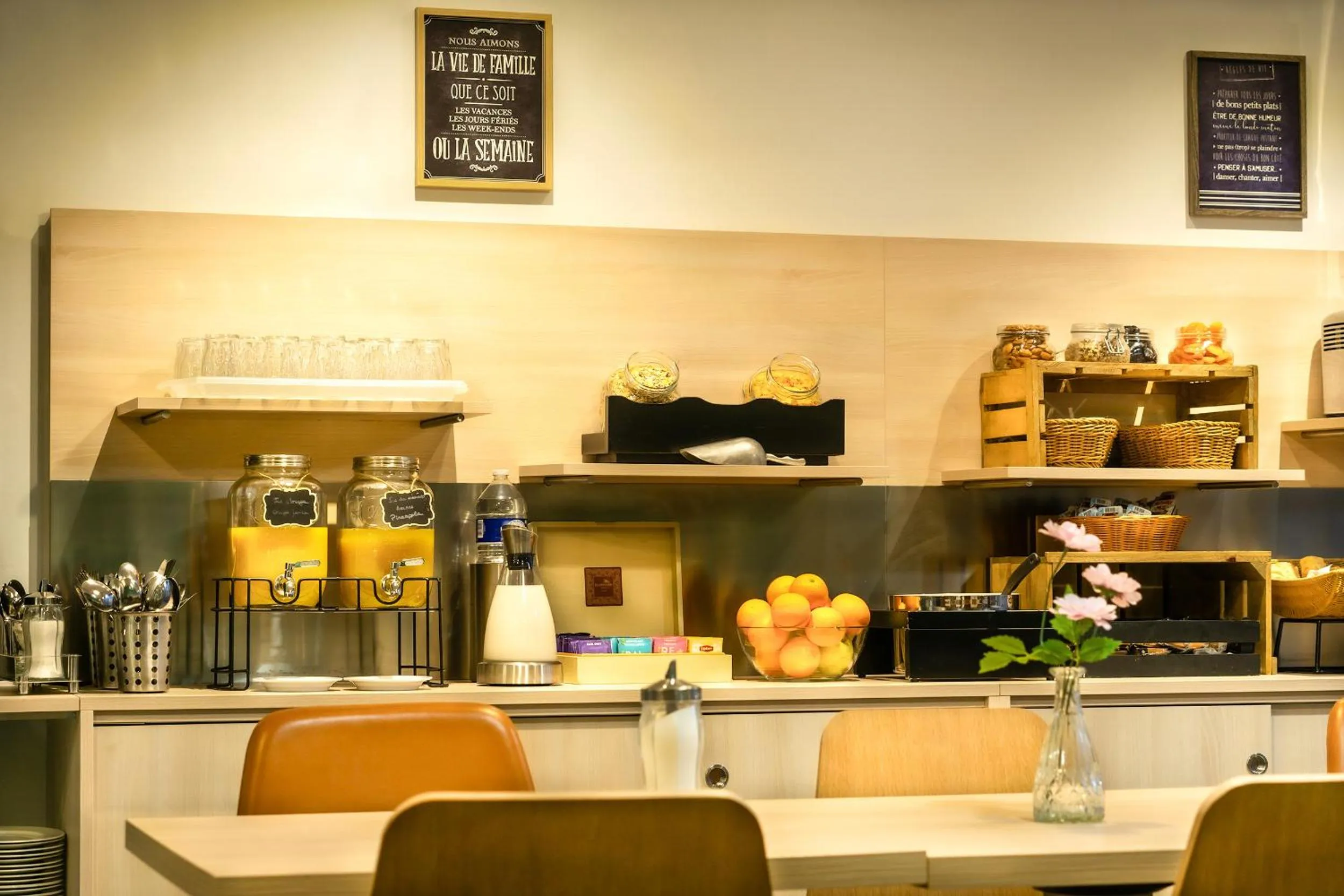 Buffet breakfast in City Résidence Tours