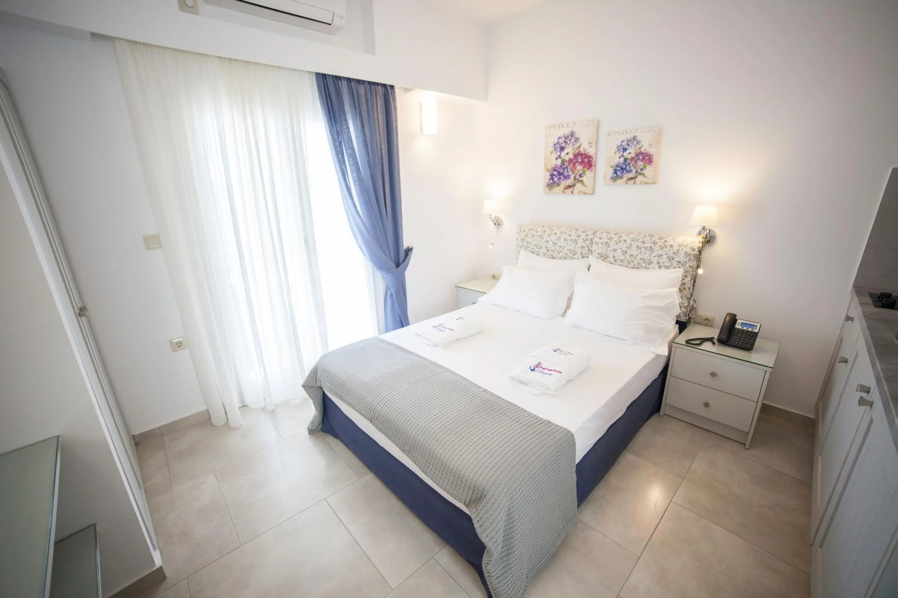 Photo of the whole room, Bed in Skopelitis Village