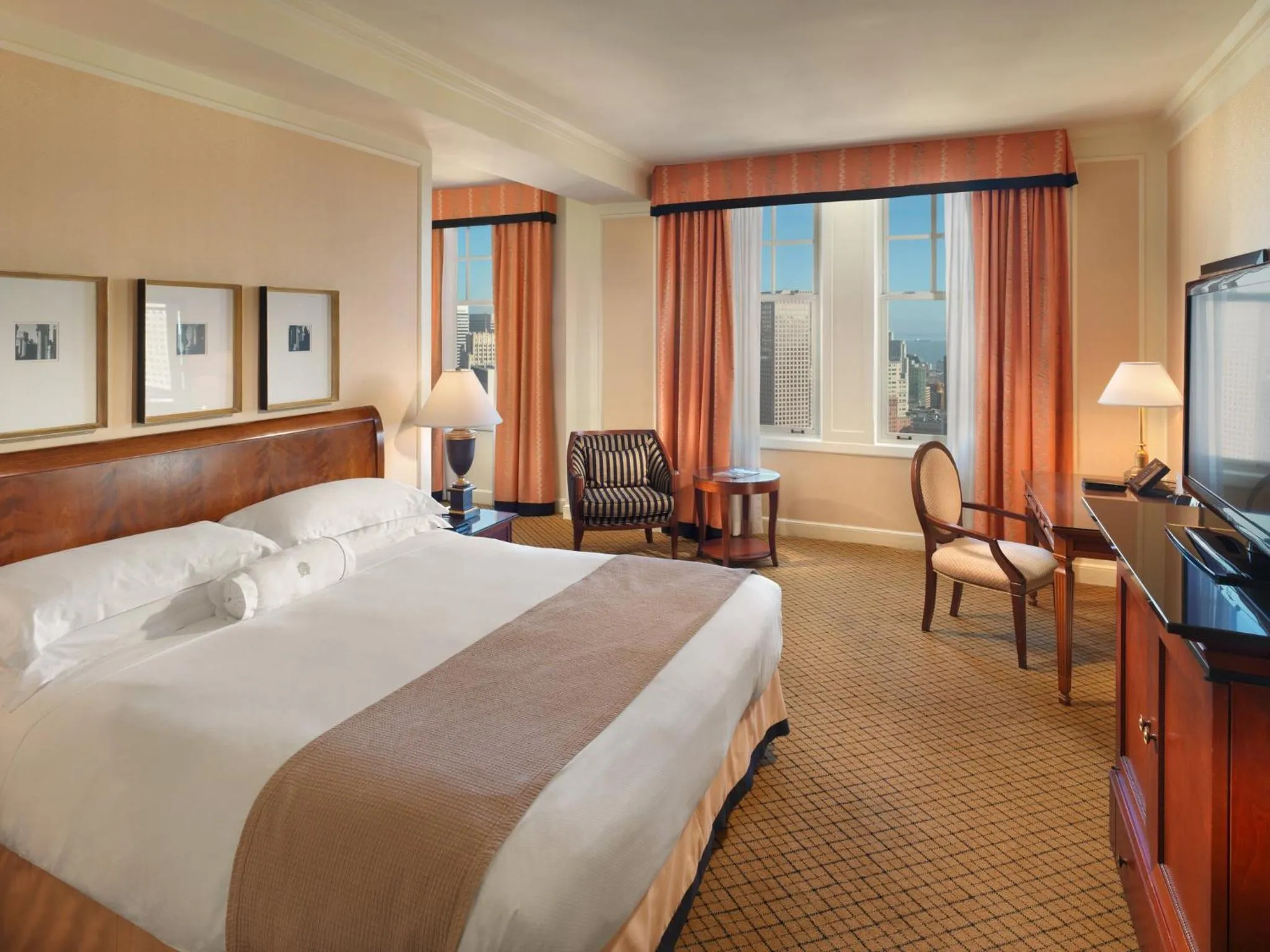 Photo of the whole room, Bed in InterContinental Mark Hopkins San Francisco by IHG