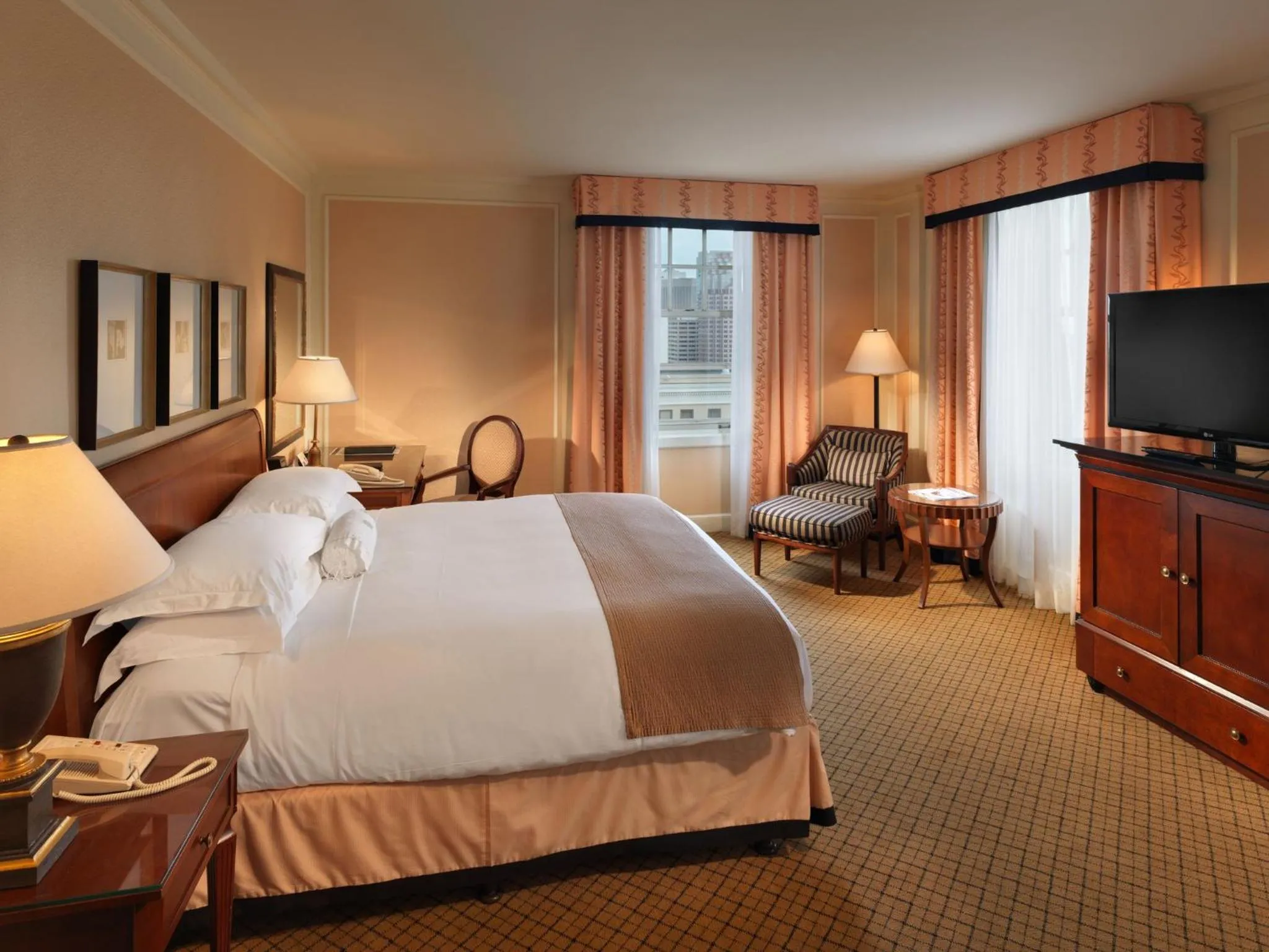 Photo of the whole room, Bed in InterContinental Mark Hopkins San Francisco by IHG