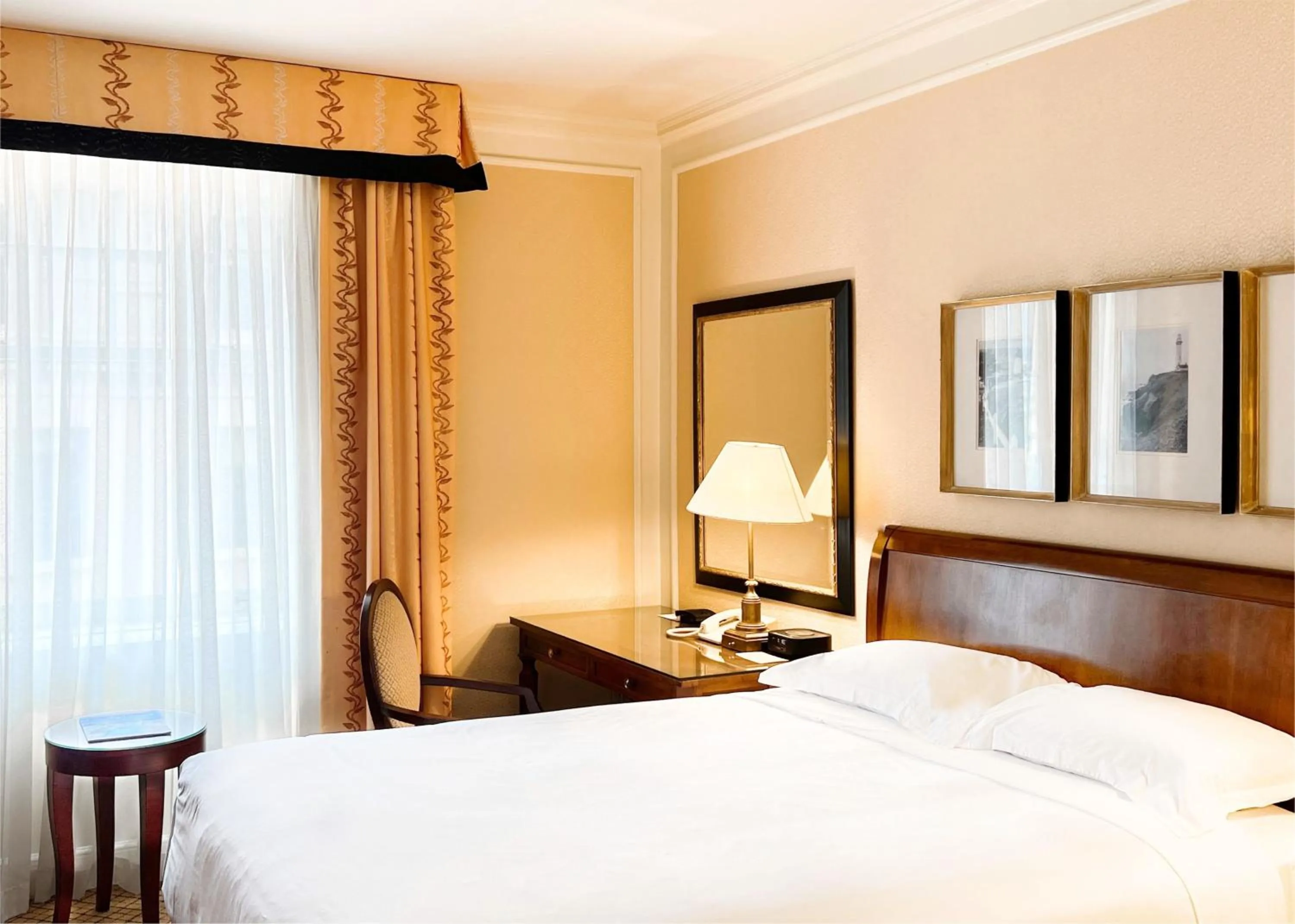 Photo of the whole room, Bed in InterContinental Mark Hopkins San Francisco by IHG