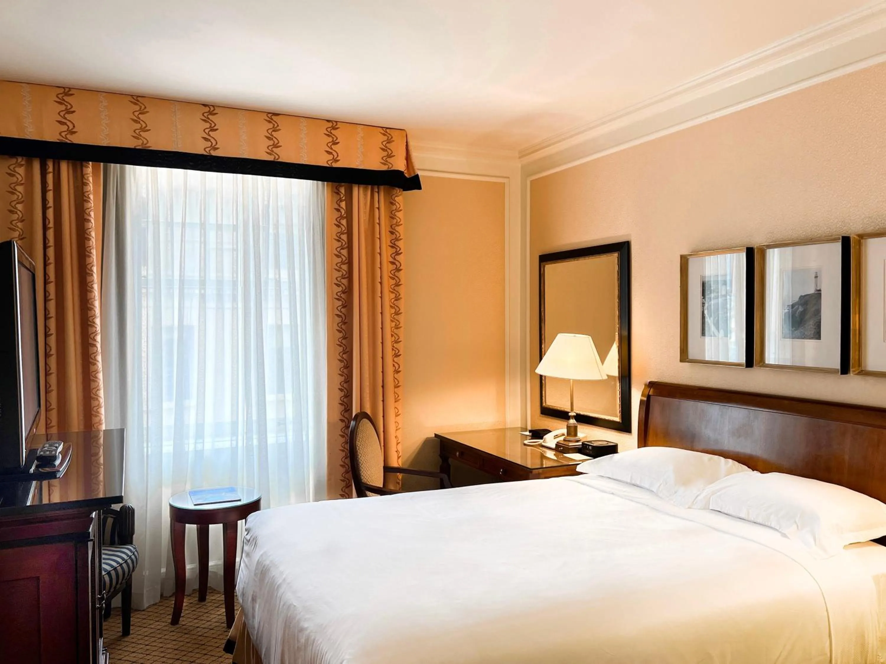 Photo of the whole room, Bed in InterContinental Mark Hopkins San Francisco by IHG