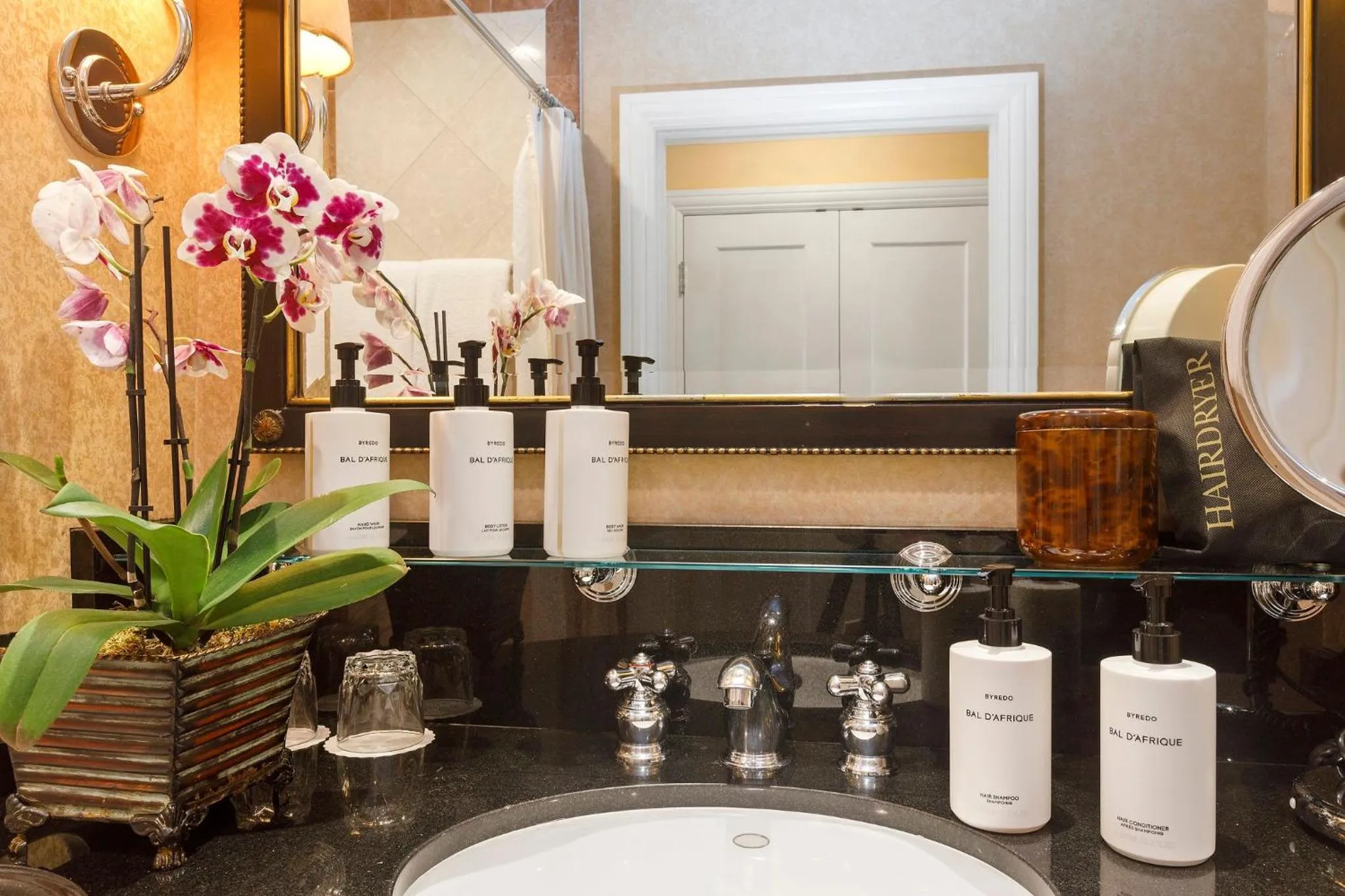 Photo of the whole room in InterContinental Mark Hopkins San Francisco by IHG