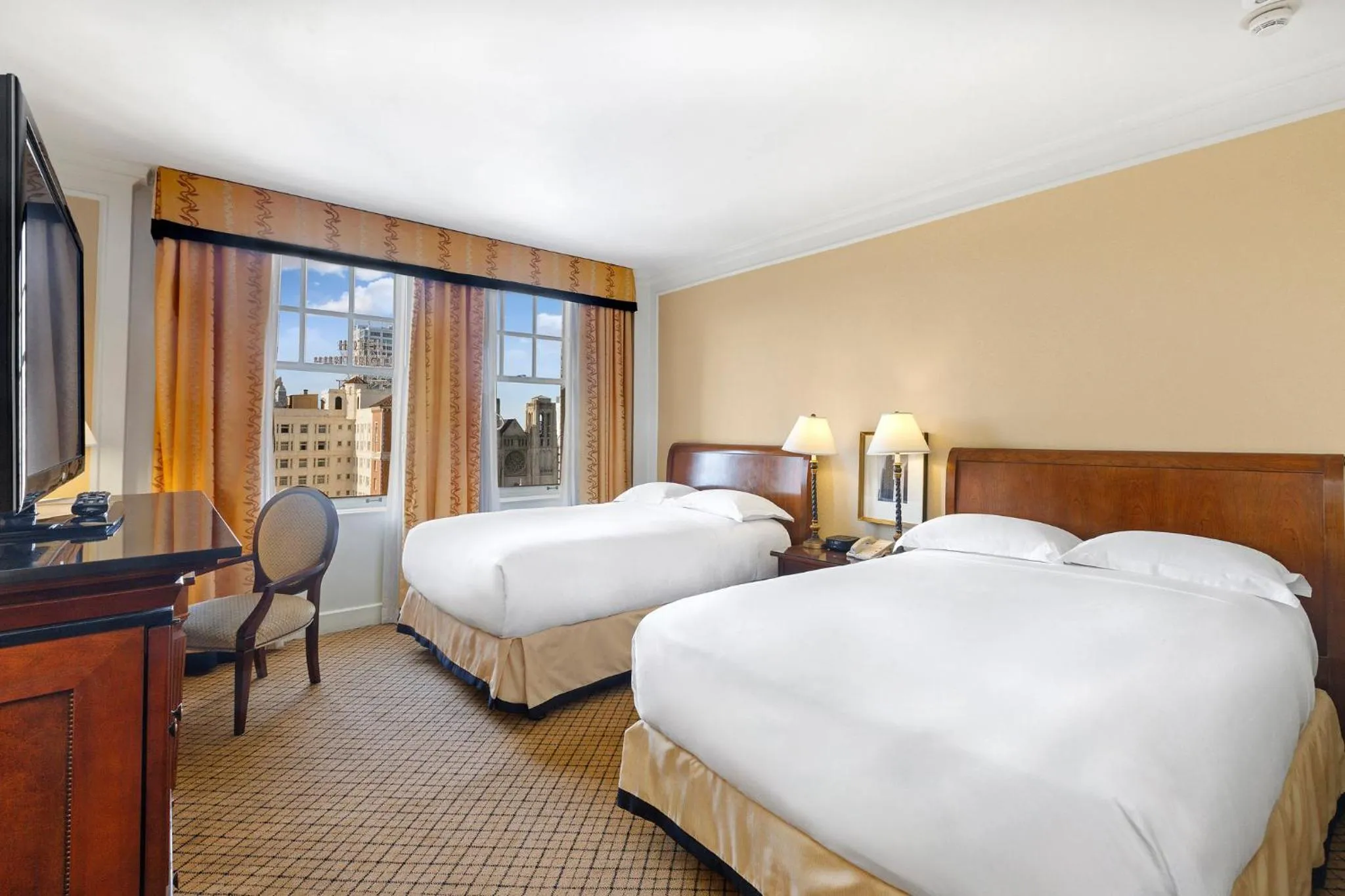 Photo of the whole room, Bed in InterContinental Mark Hopkins San Francisco by IHG