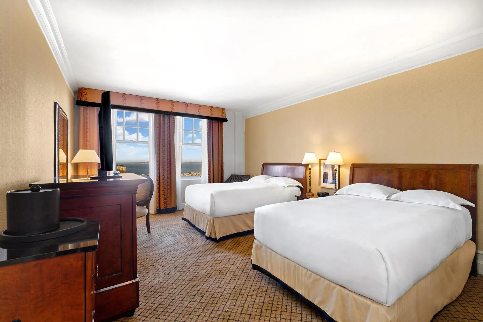Photo of the whole room, Bed in InterContinental Mark Hopkins San Francisco by IHG