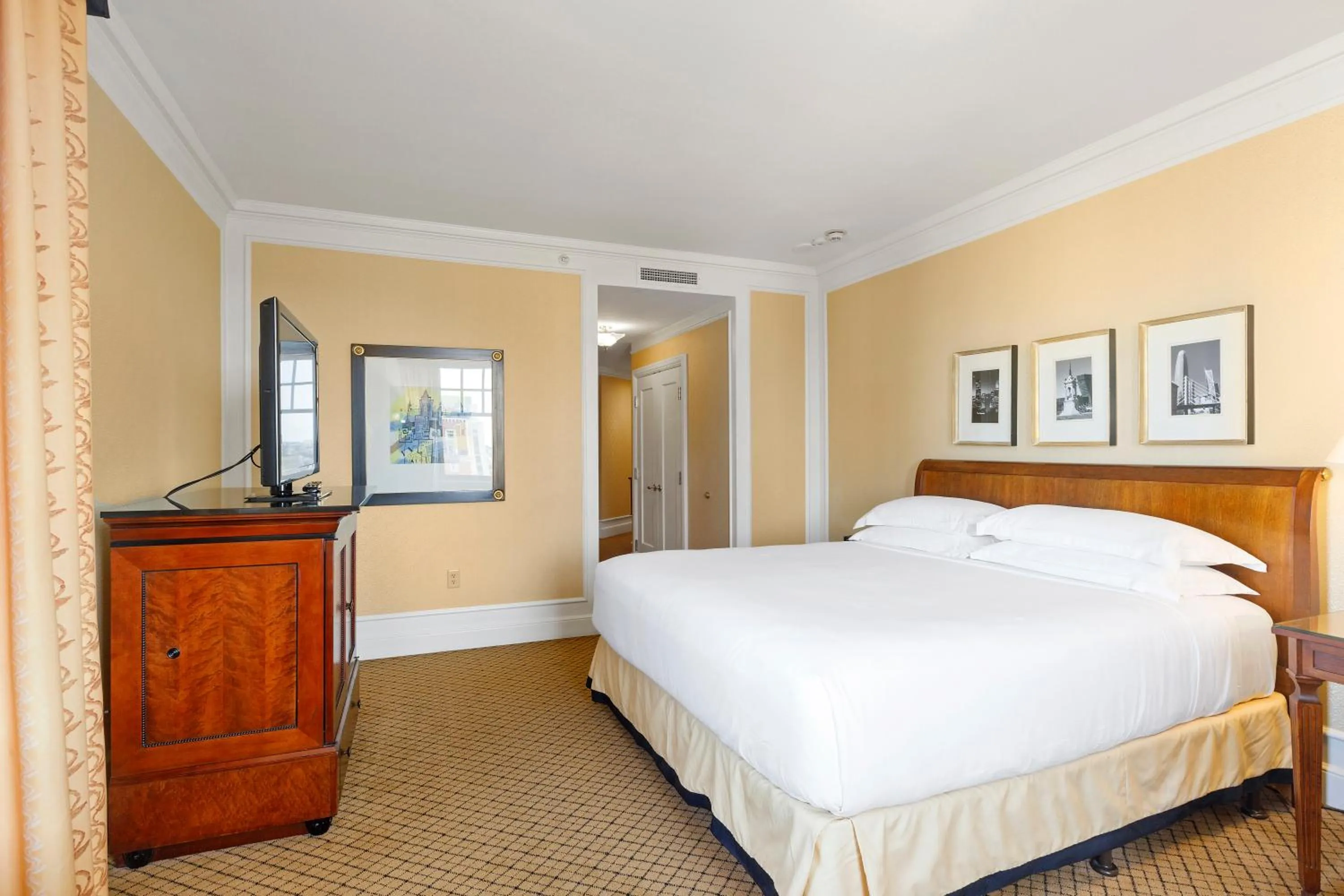 Photo of the whole room, Bed in InterContinental Mark Hopkins San Francisco by IHG