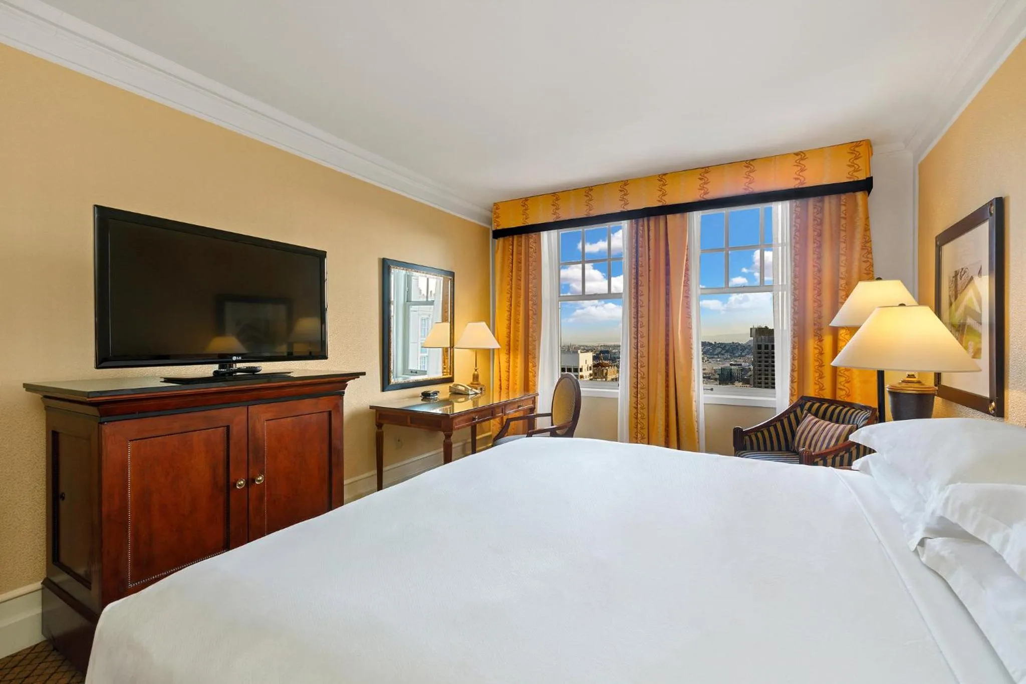 Photo of the whole room, Bed in InterContinental Mark Hopkins San Francisco by IHG