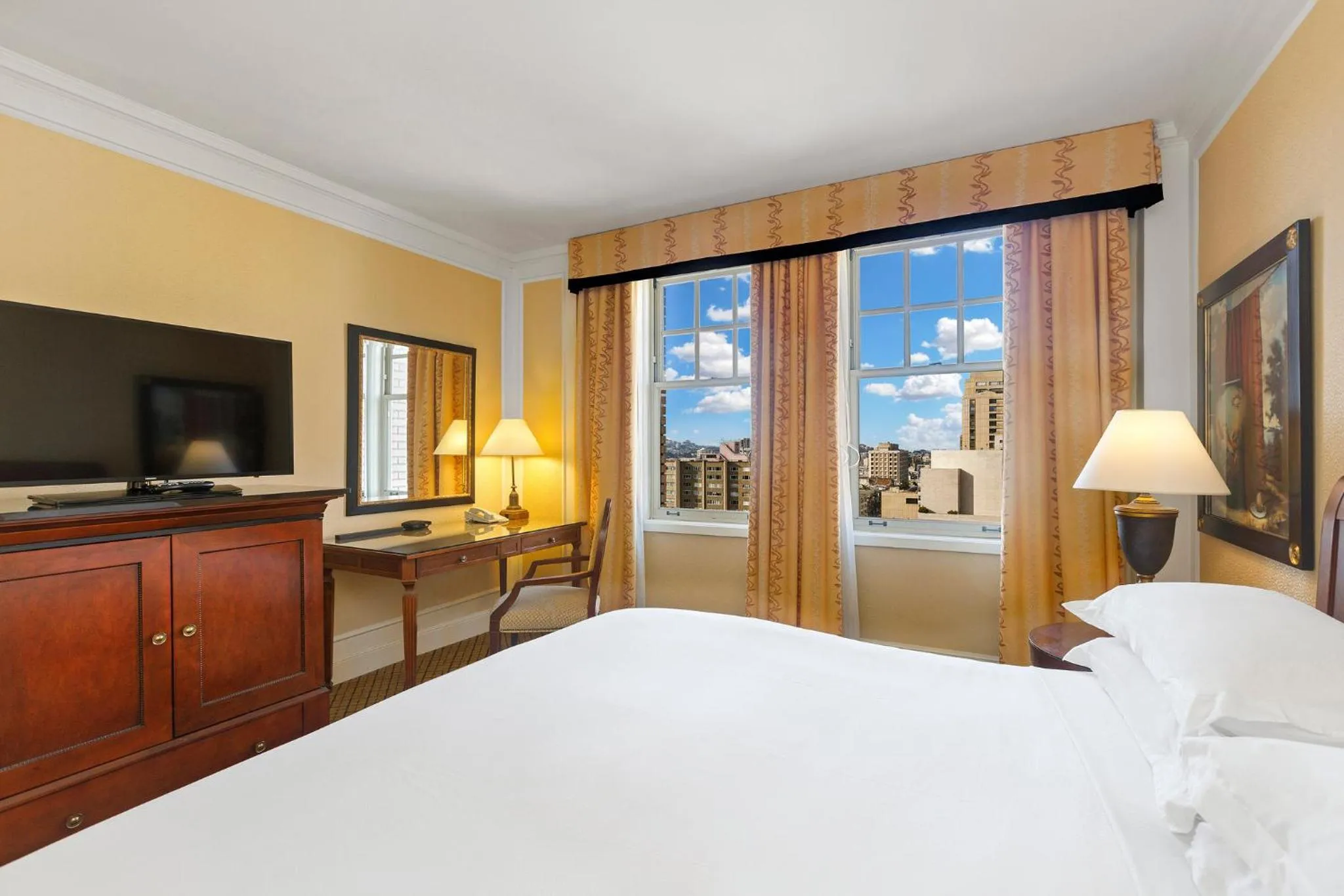 Photo of the whole room, Bed in InterContinental Mark Hopkins San Francisco by IHG