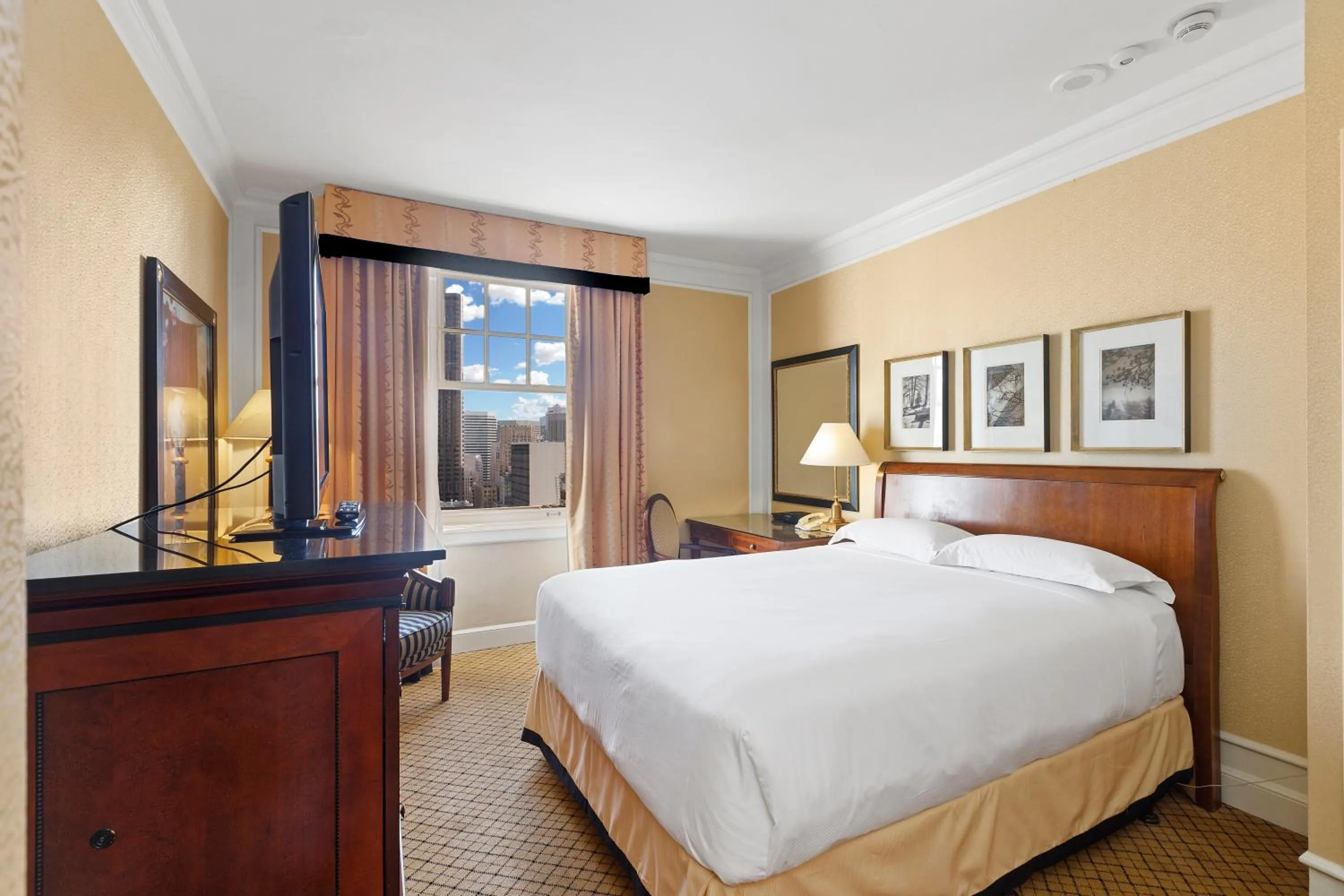 Bedroom, Bed in InterContinental Mark Hopkins San Francisco by IHG