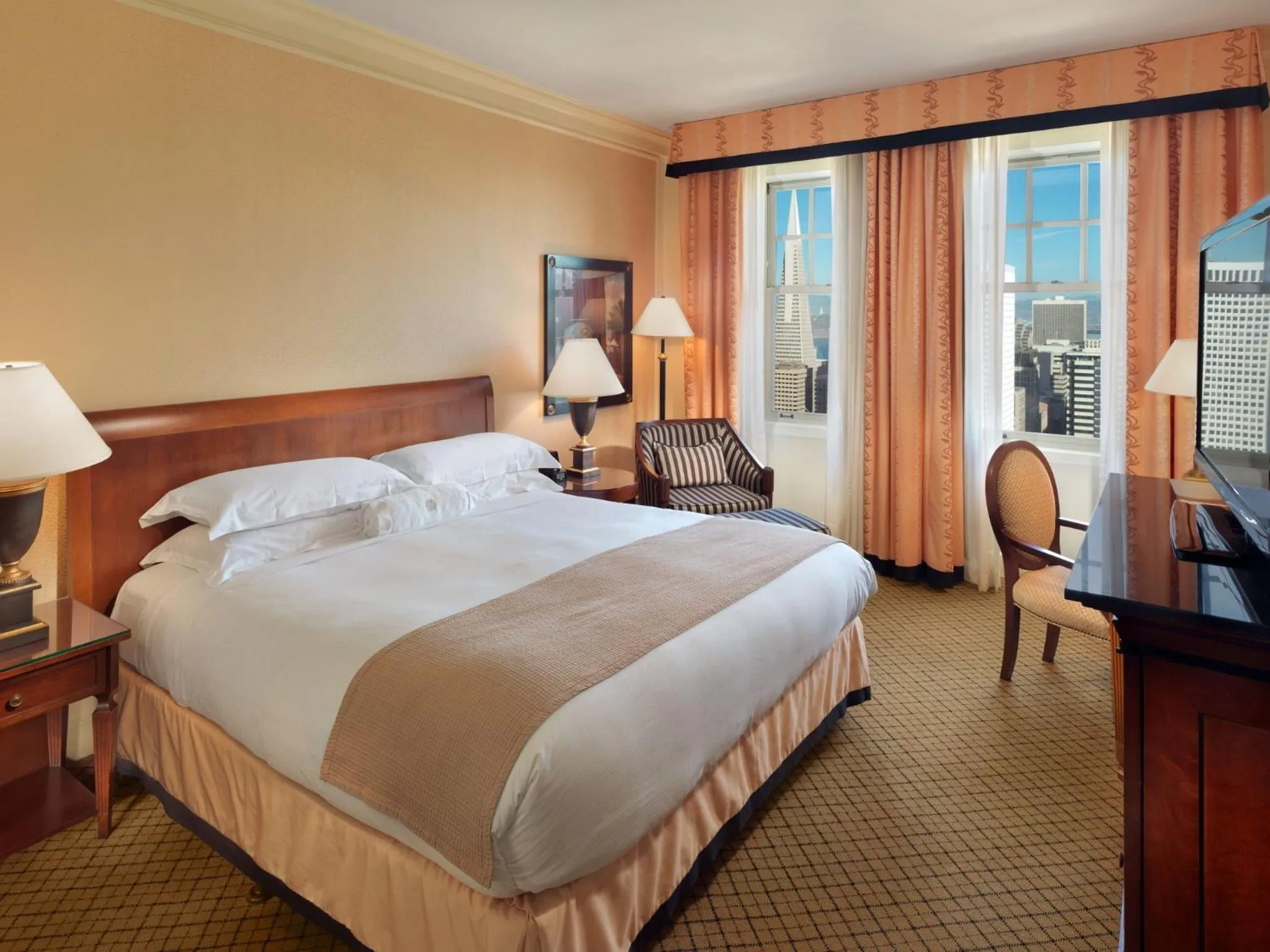 Photo of the whole room, Bed in InterContinental Mark Hopkins San Francisco by IHG